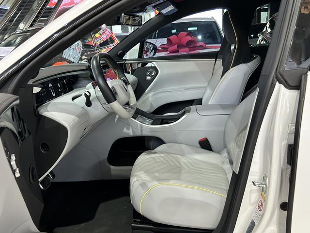 Avatr 11 2023 car image #9