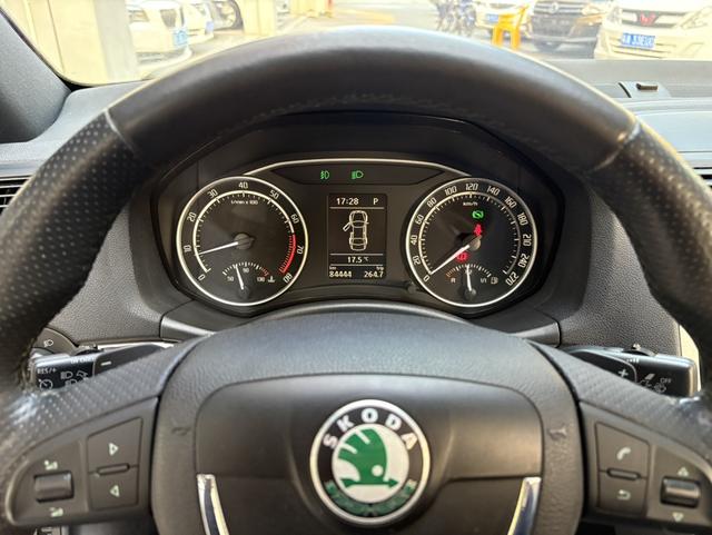 Skoda Octavia 2012 car image #9