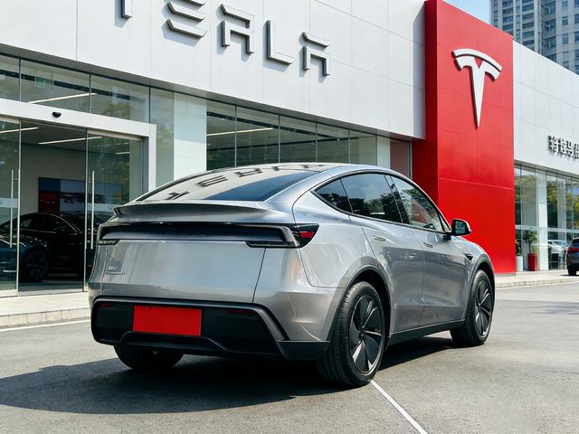 Tesla Model Y 2025 #9 Tesla Model Y 2025 car image #9