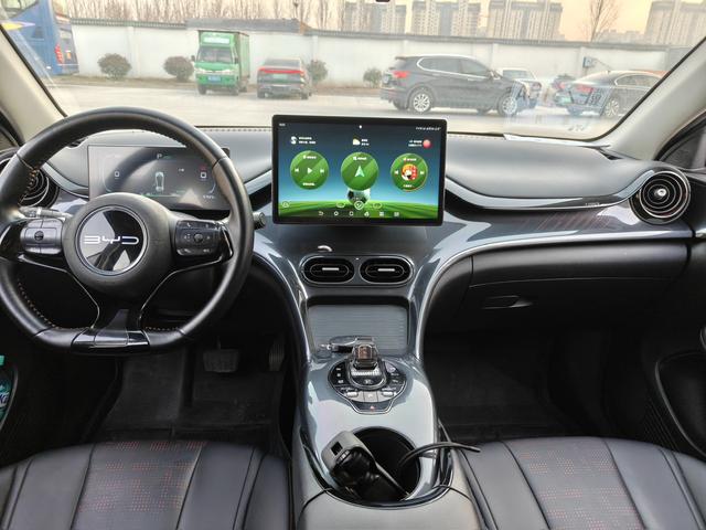 BYD e2 2023 immagine di auto #9