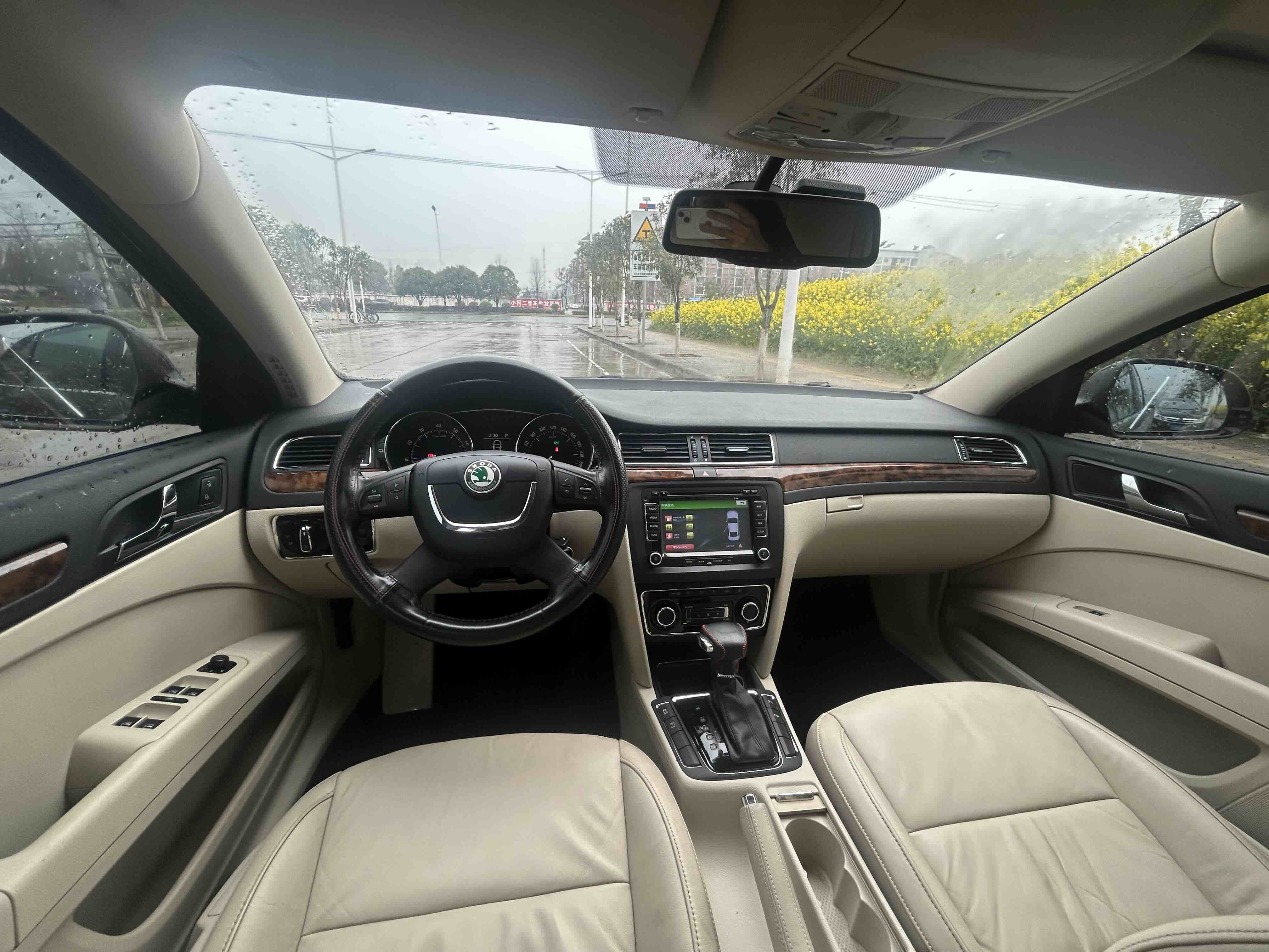 Skoda Superb 2013 car image #9