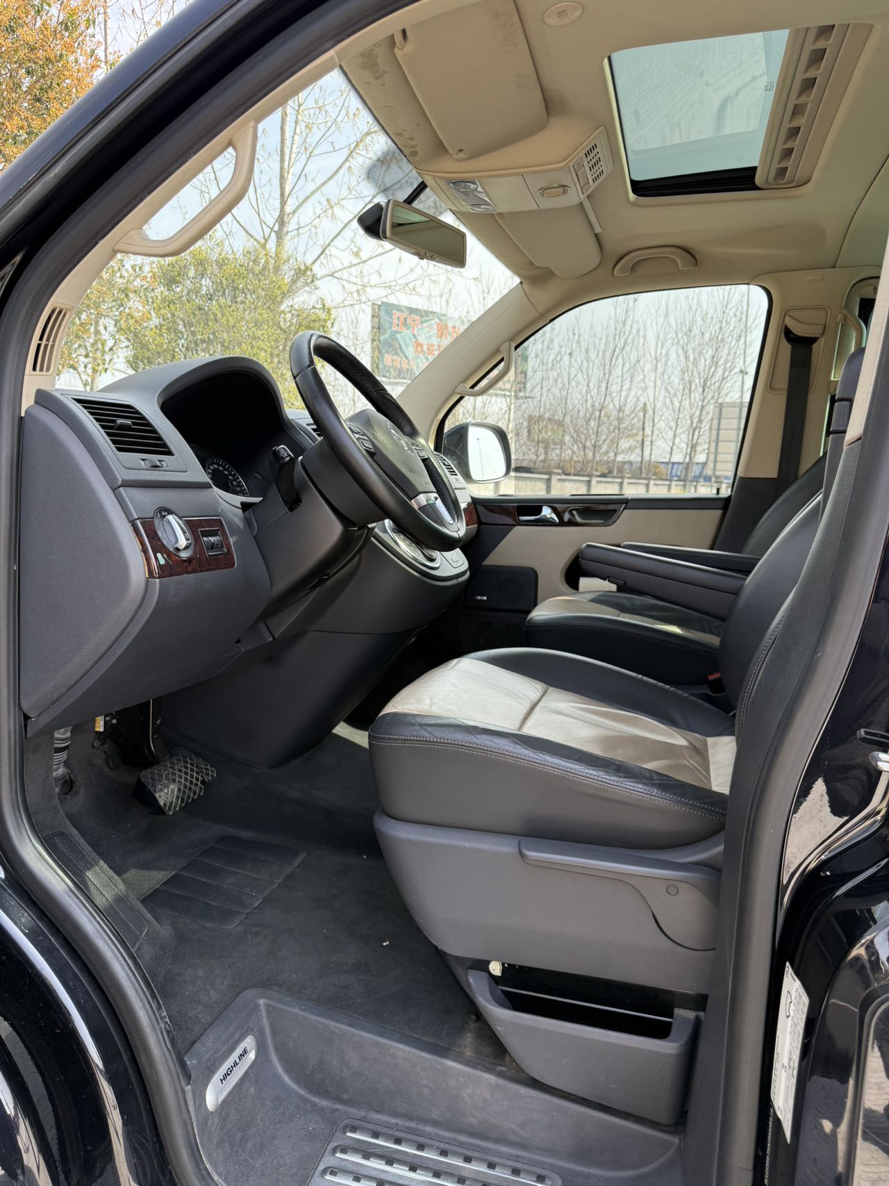 Volkswagen Multivan 2015 car image #9