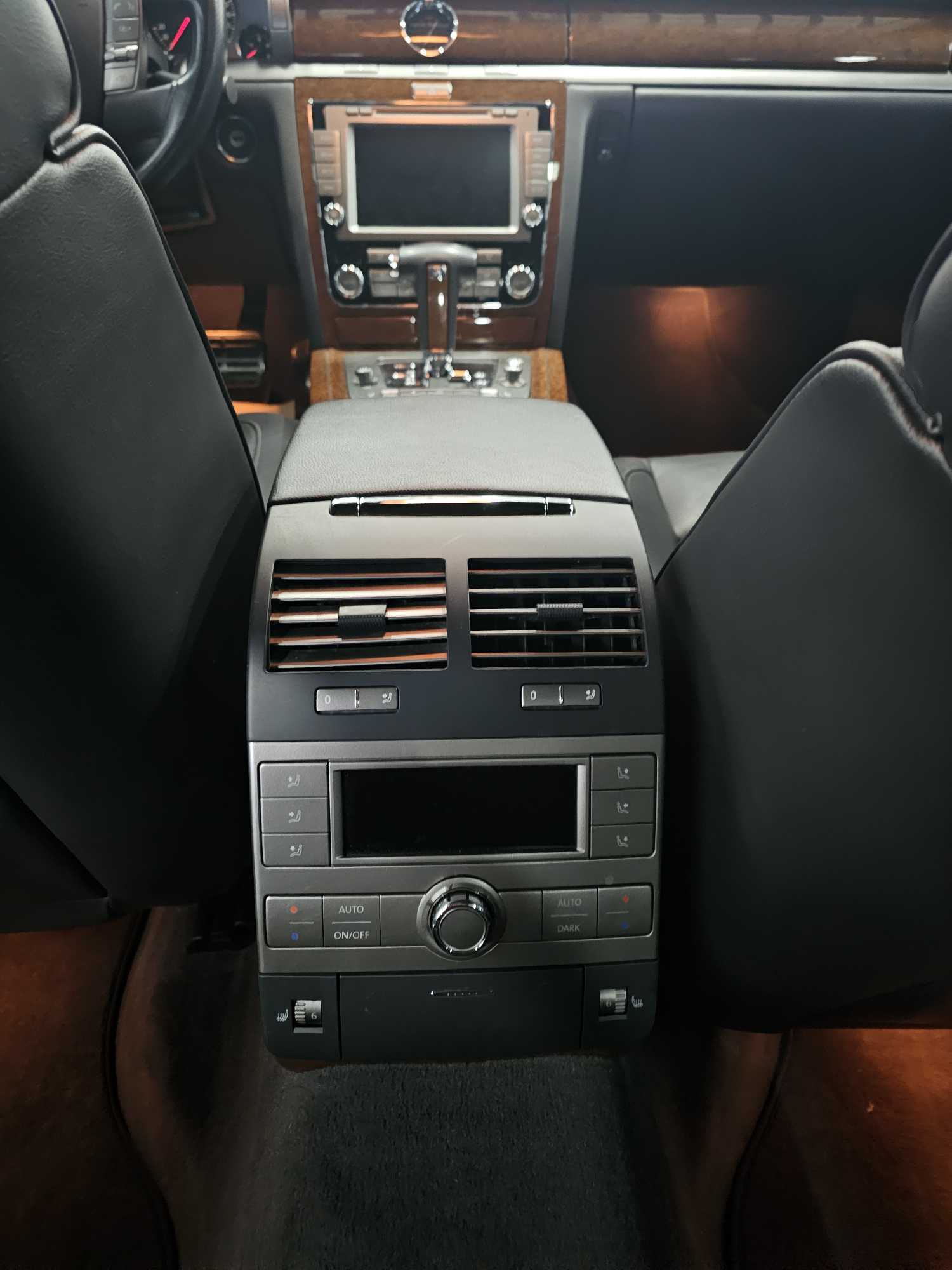 Volkswagen Pheaton 2012 immagine di auto #9