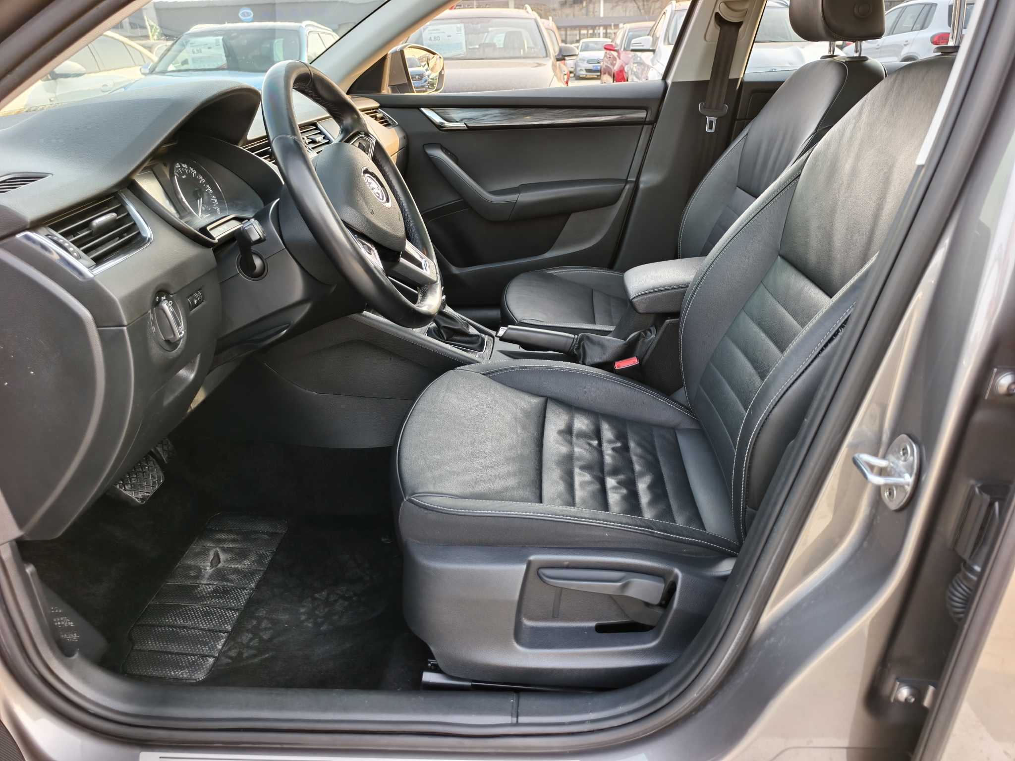 Skoda Octavia 2017 car image #9