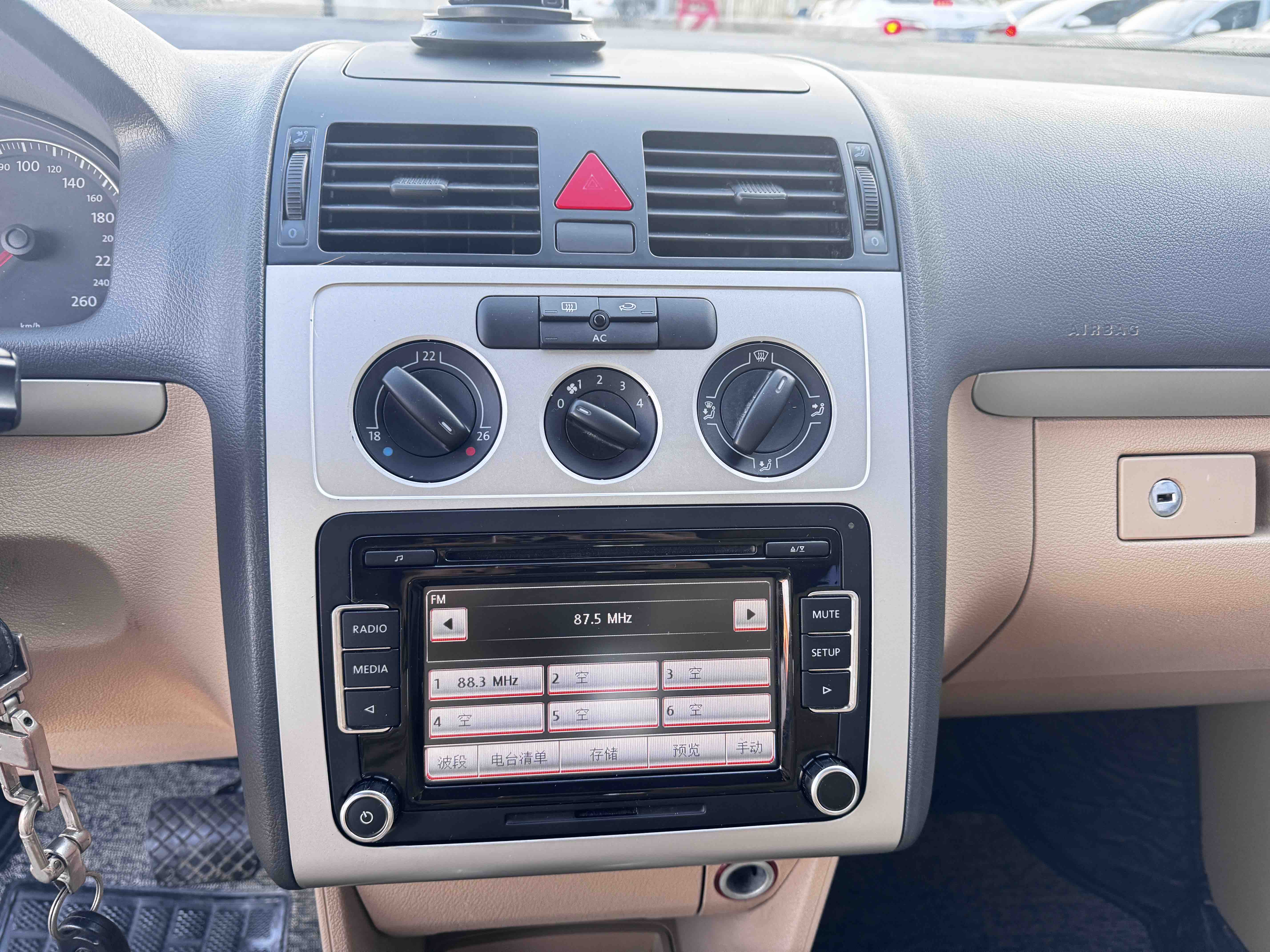 Volkswagen Touran 2011 #9 Volkswagen Touran 2011 immagine di auto #9