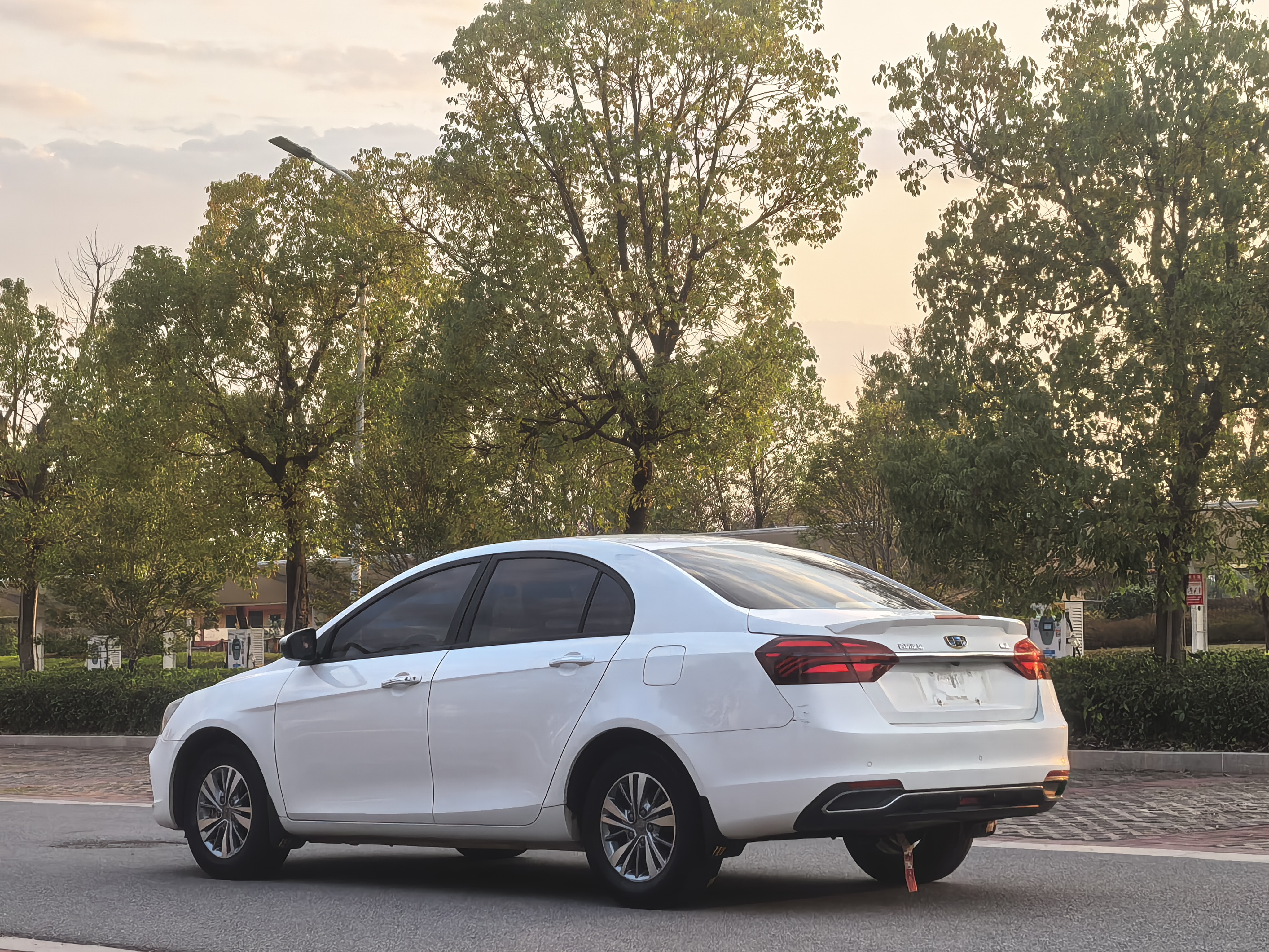 Emgrand 2018 car image #9