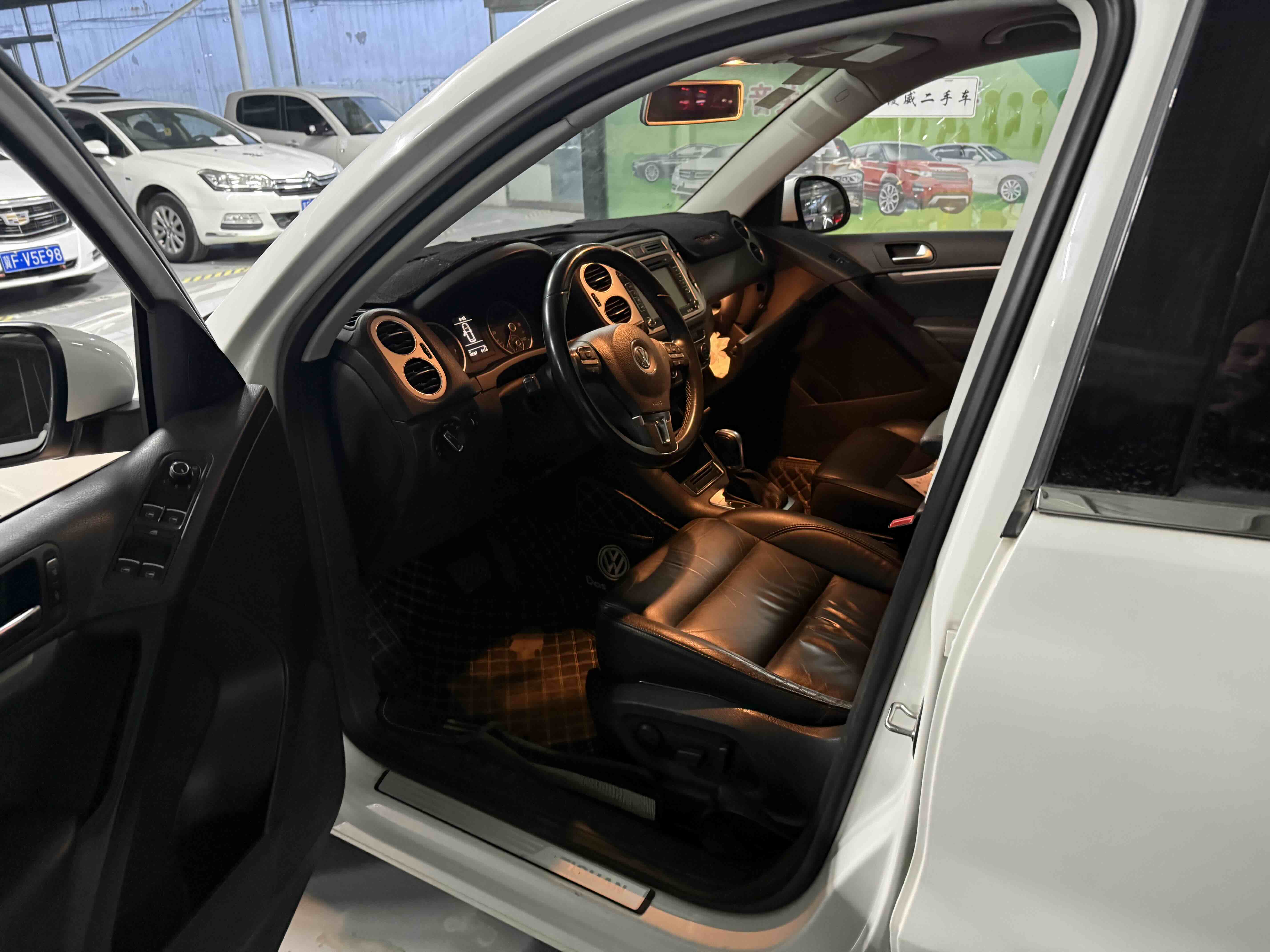 Volkswagen Tiguan 2014 car image #9