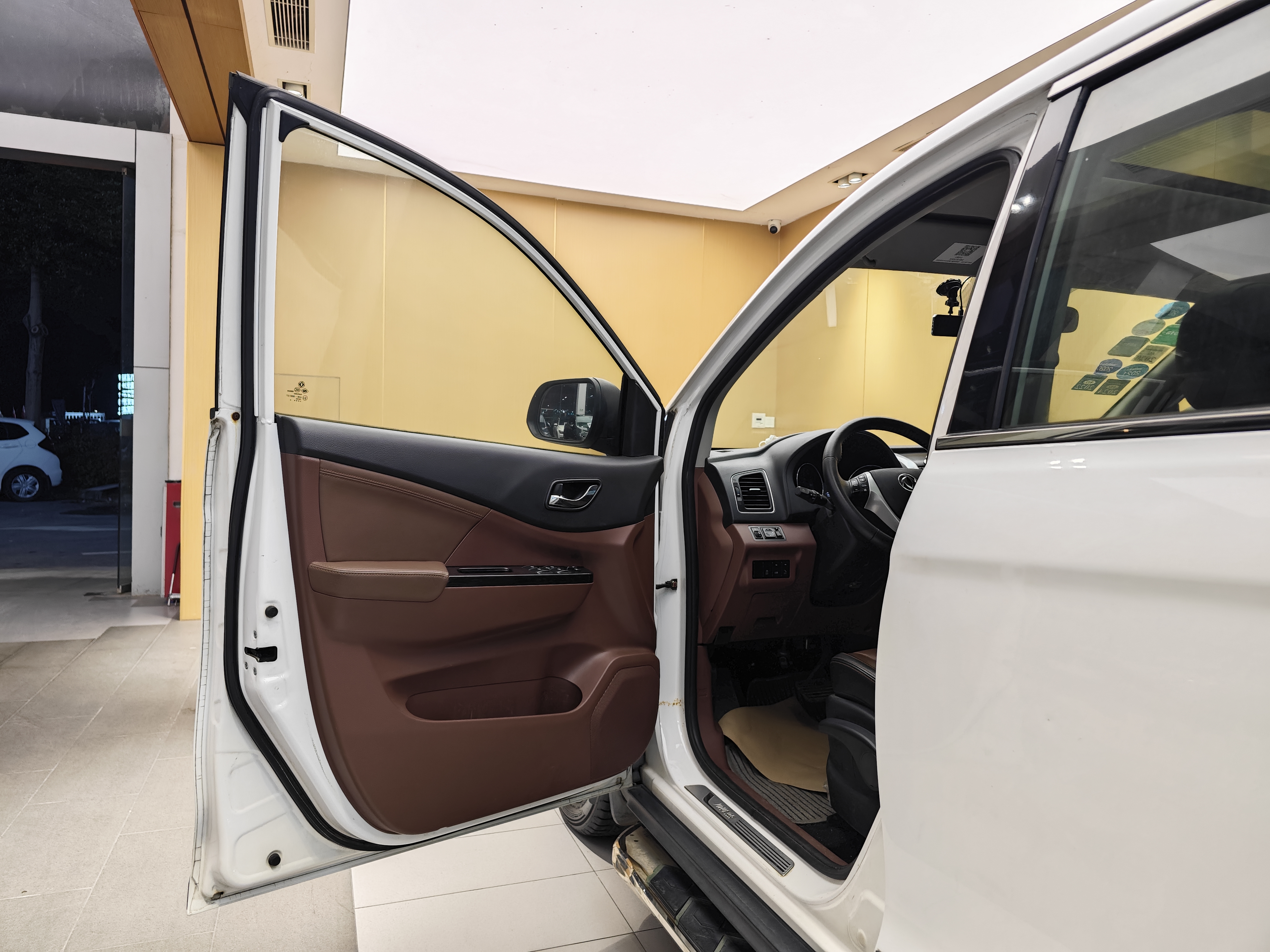 Forthing SX6 2016 car image #9