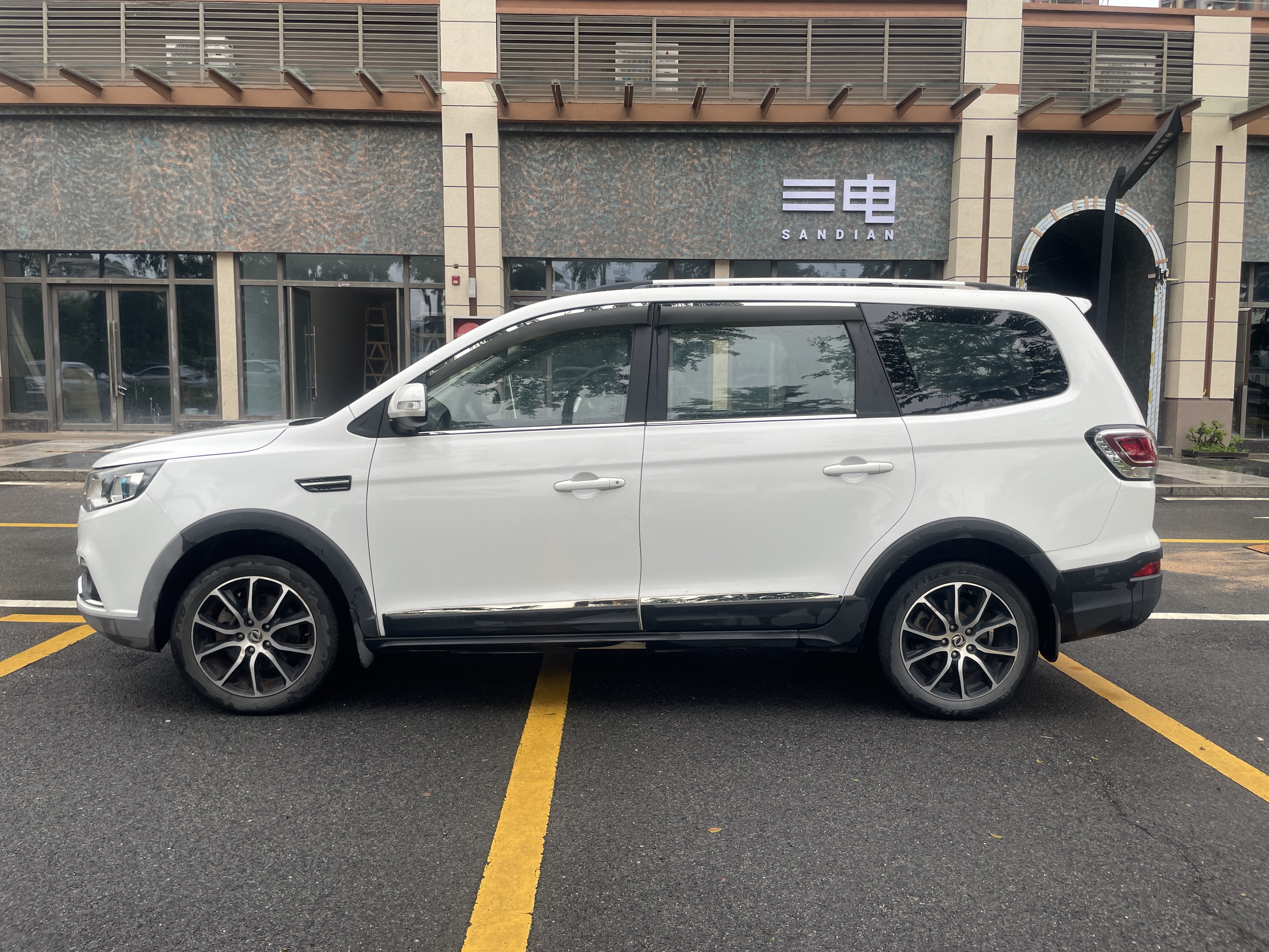 Forthing SX6 2016 car image #9