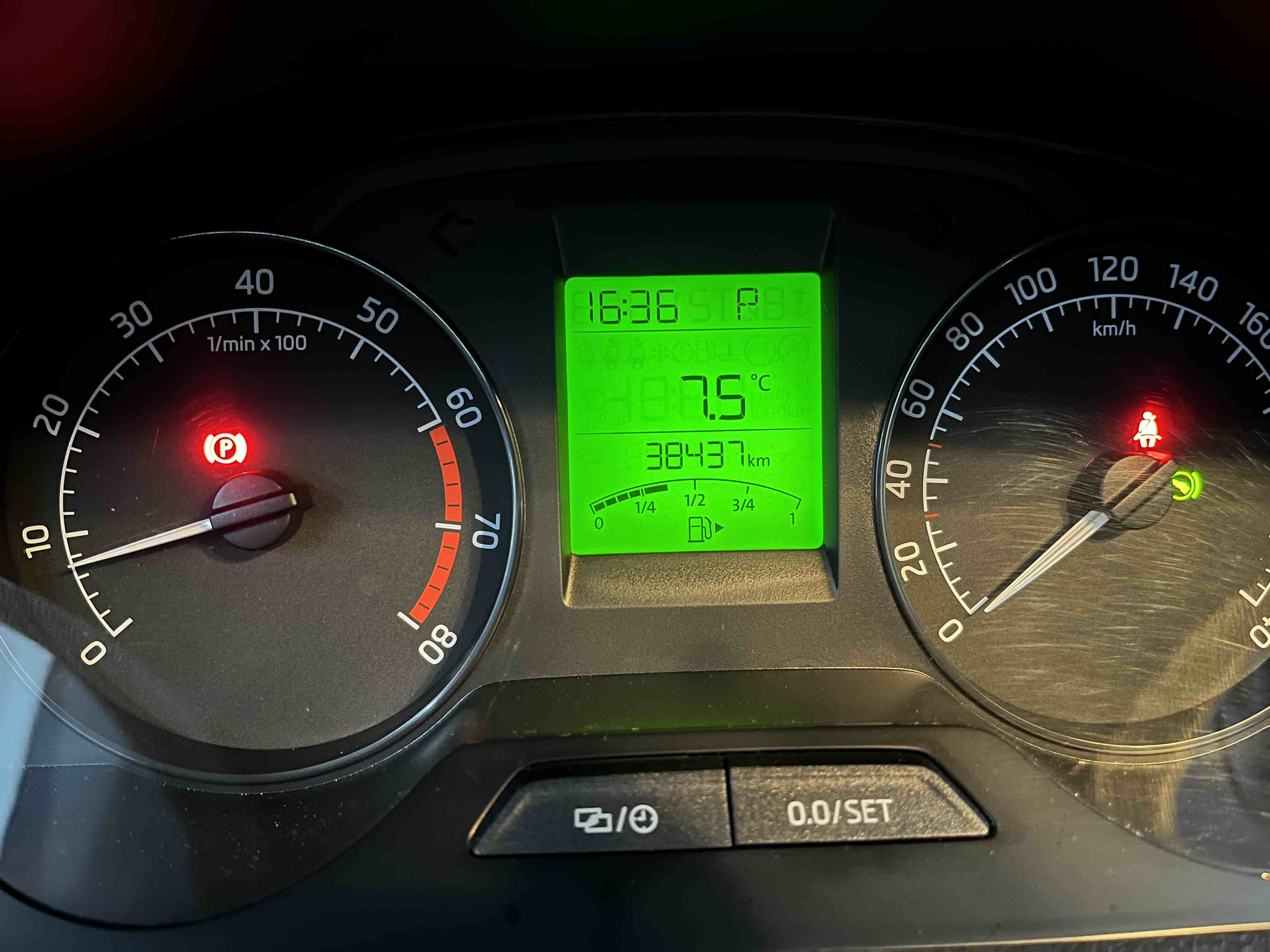 Skoda Rapid 2014 car image #9