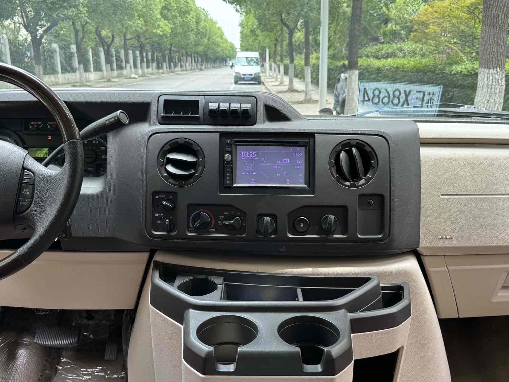 Ford E350 2016 car image #9