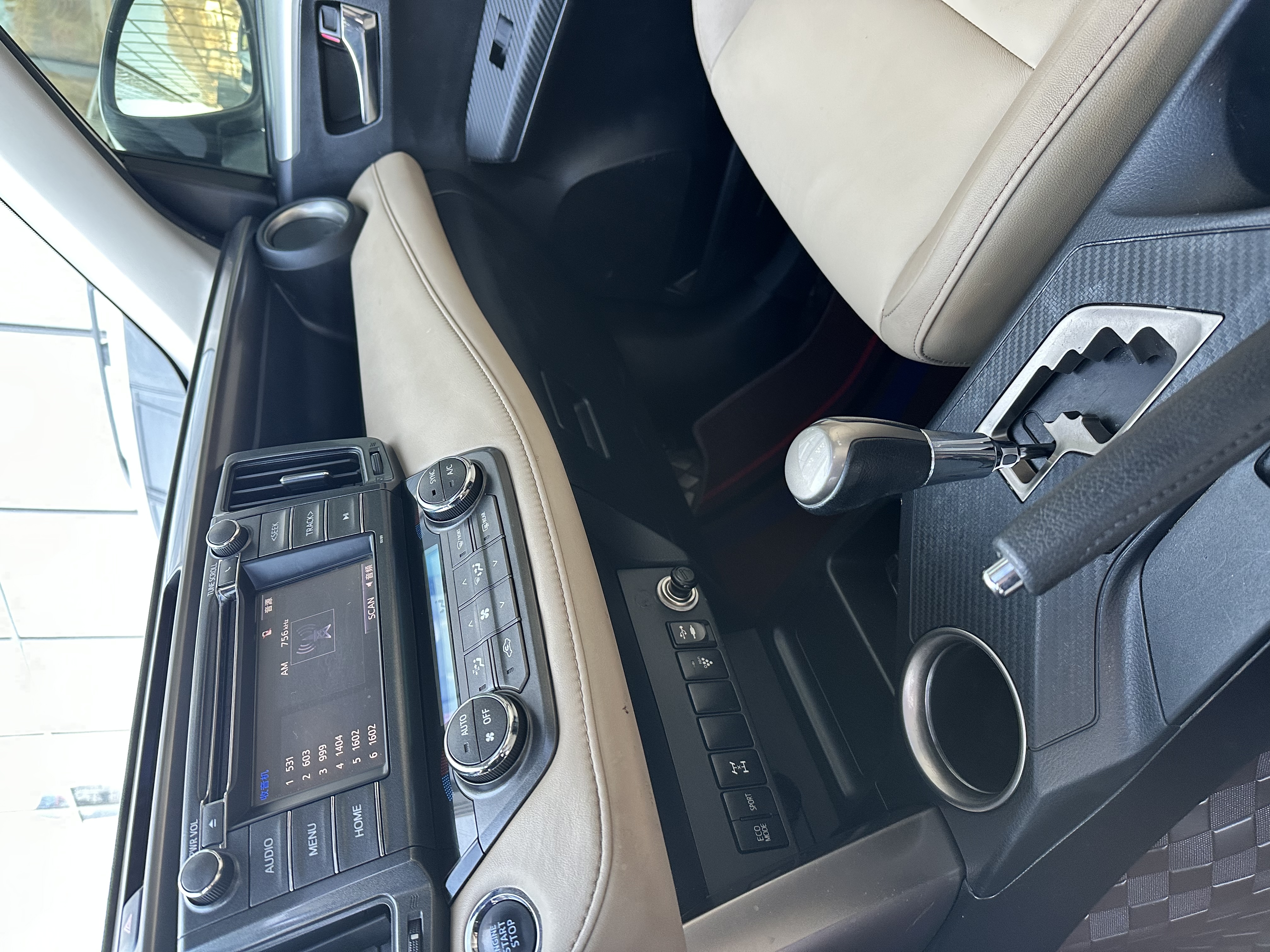 Toyota RAV4 2014 immagine di auto #9