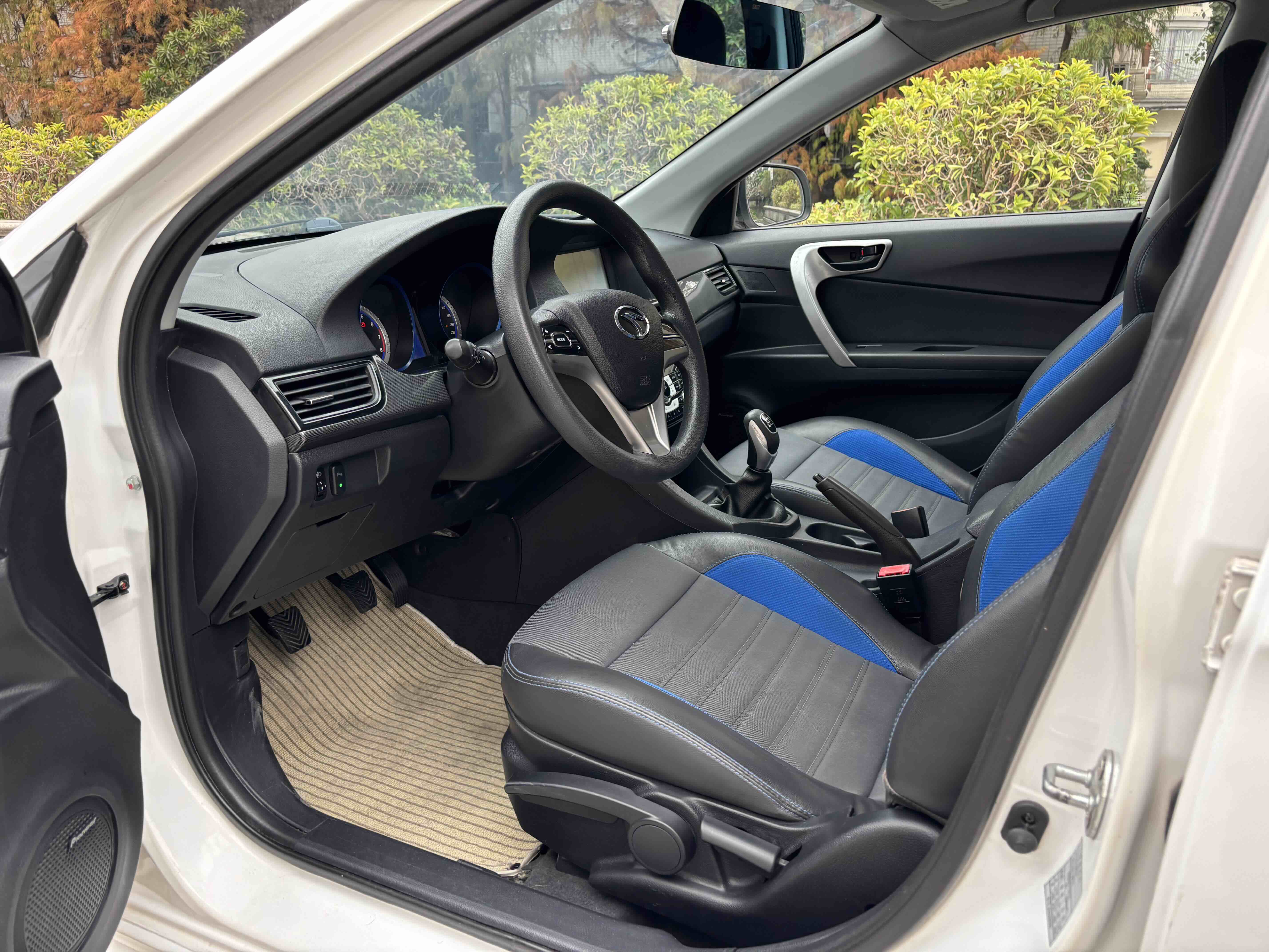 Soueast V5 Lingzhi 2015 #9 Soueast V5 Lingzhi 2015 car image #9