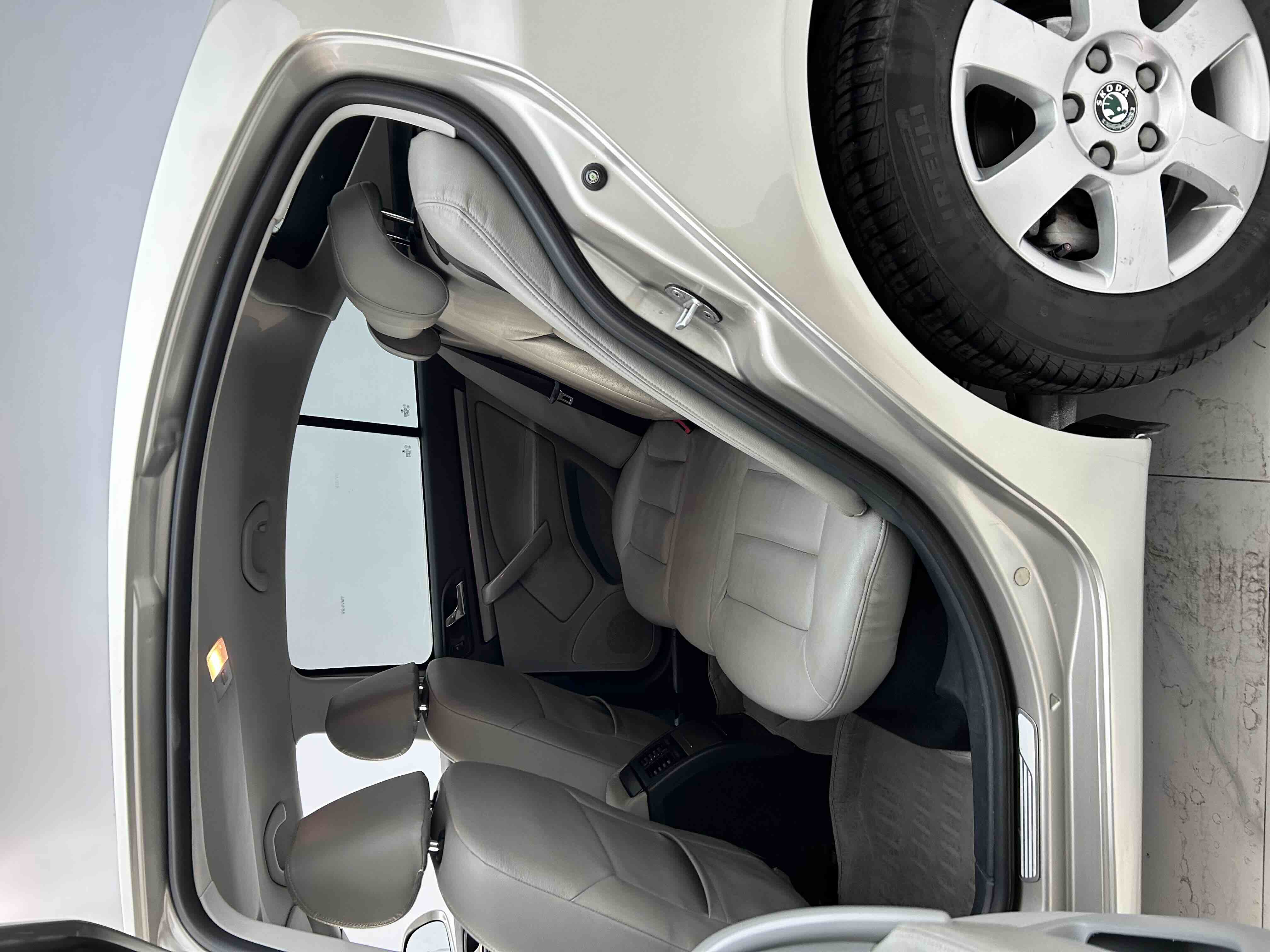 Skoda Octavia 2012 car image #9
