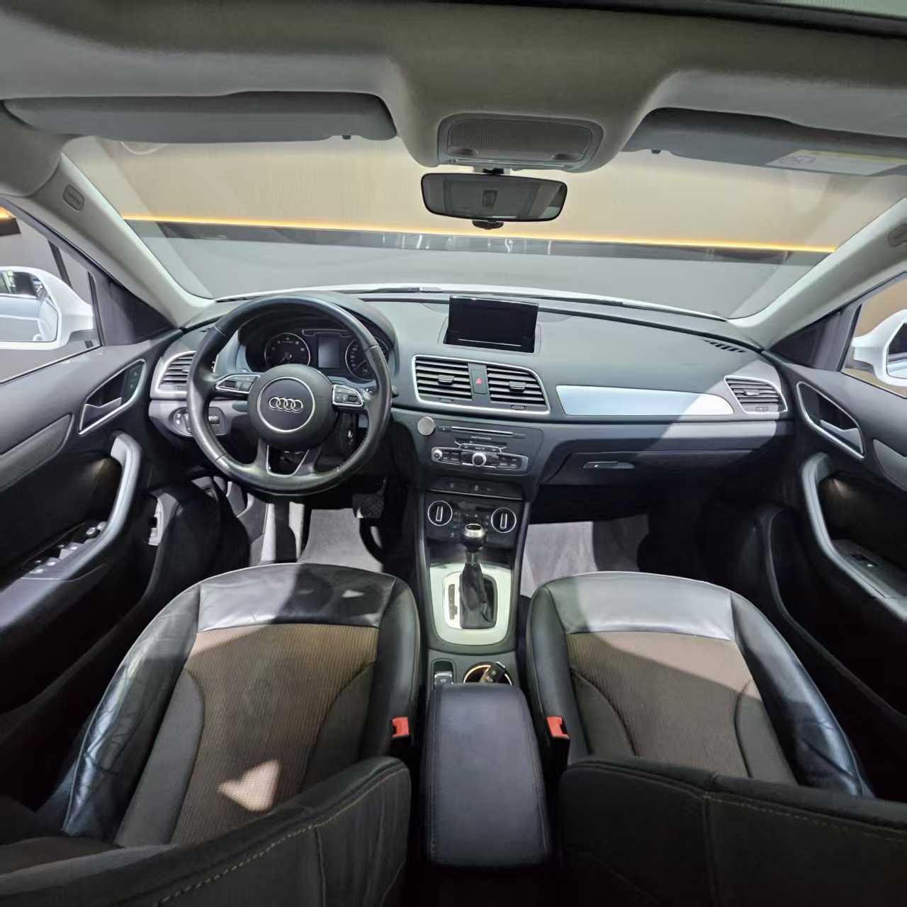 Audi Q3 2018 car image #9