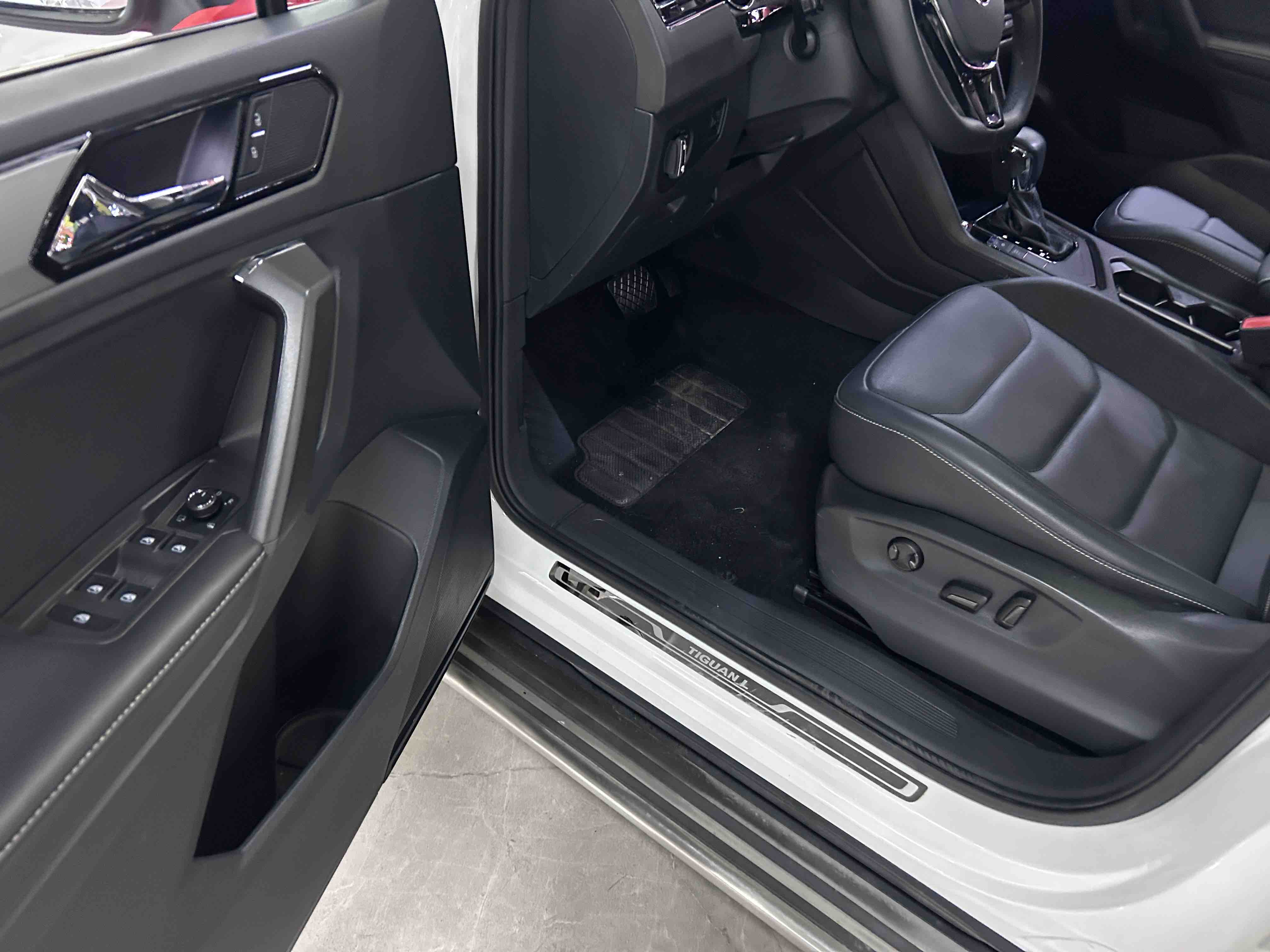 Volkswagen Tiguan L 2017 car image #9