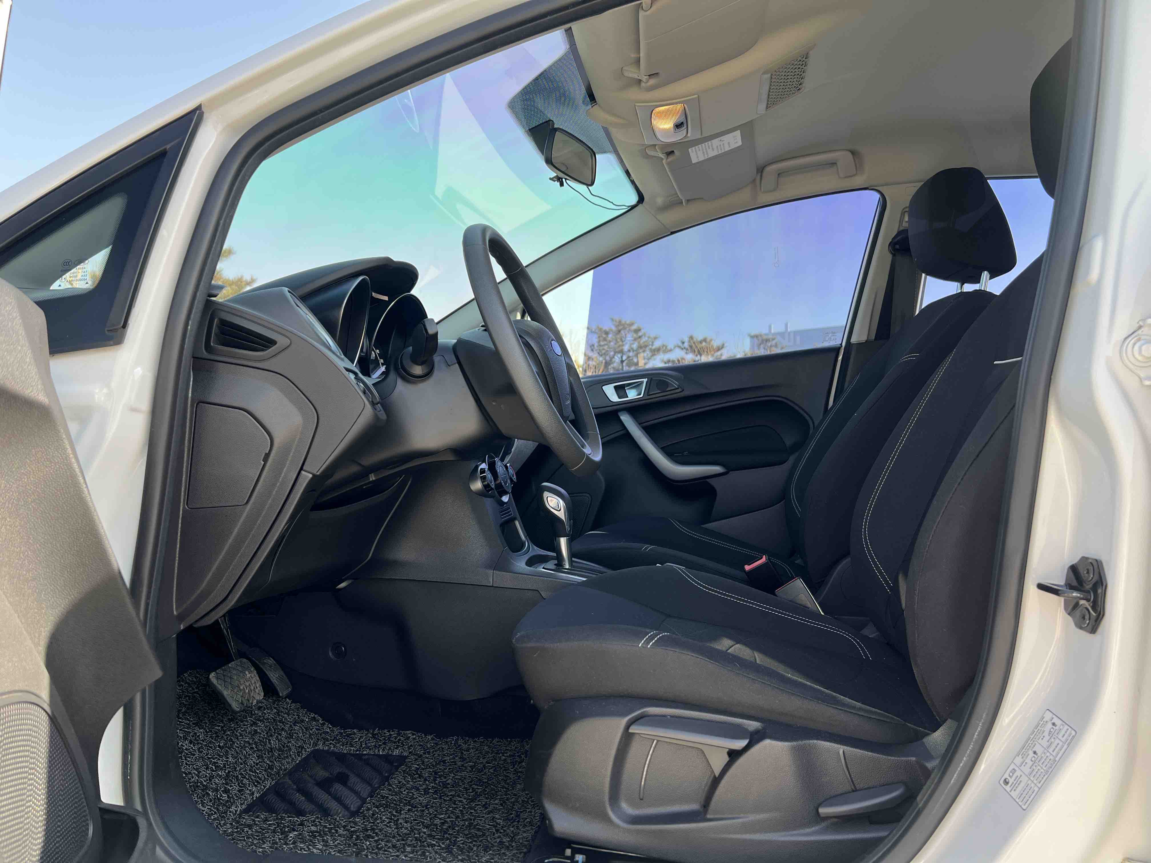 Ford Fiesta 2016 car image #9