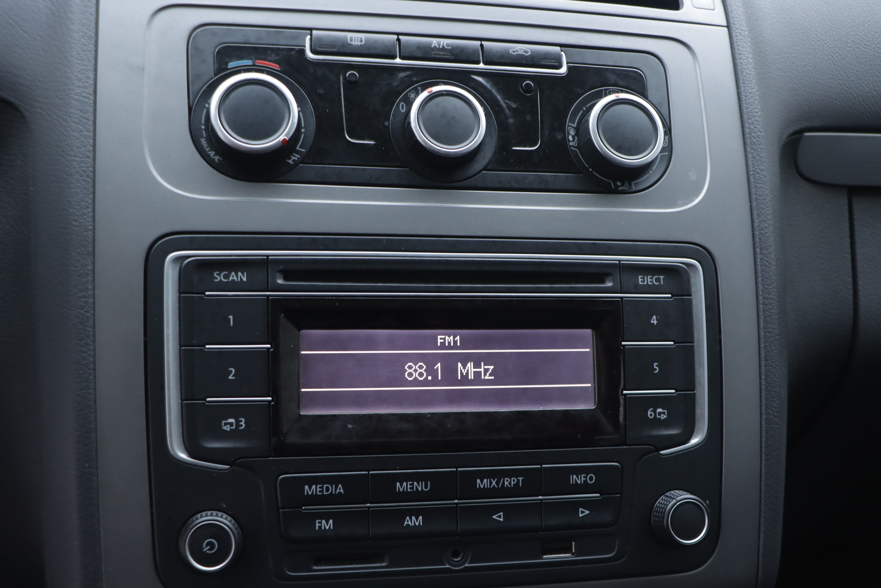 Volkswagen Touran 2013 car image #9