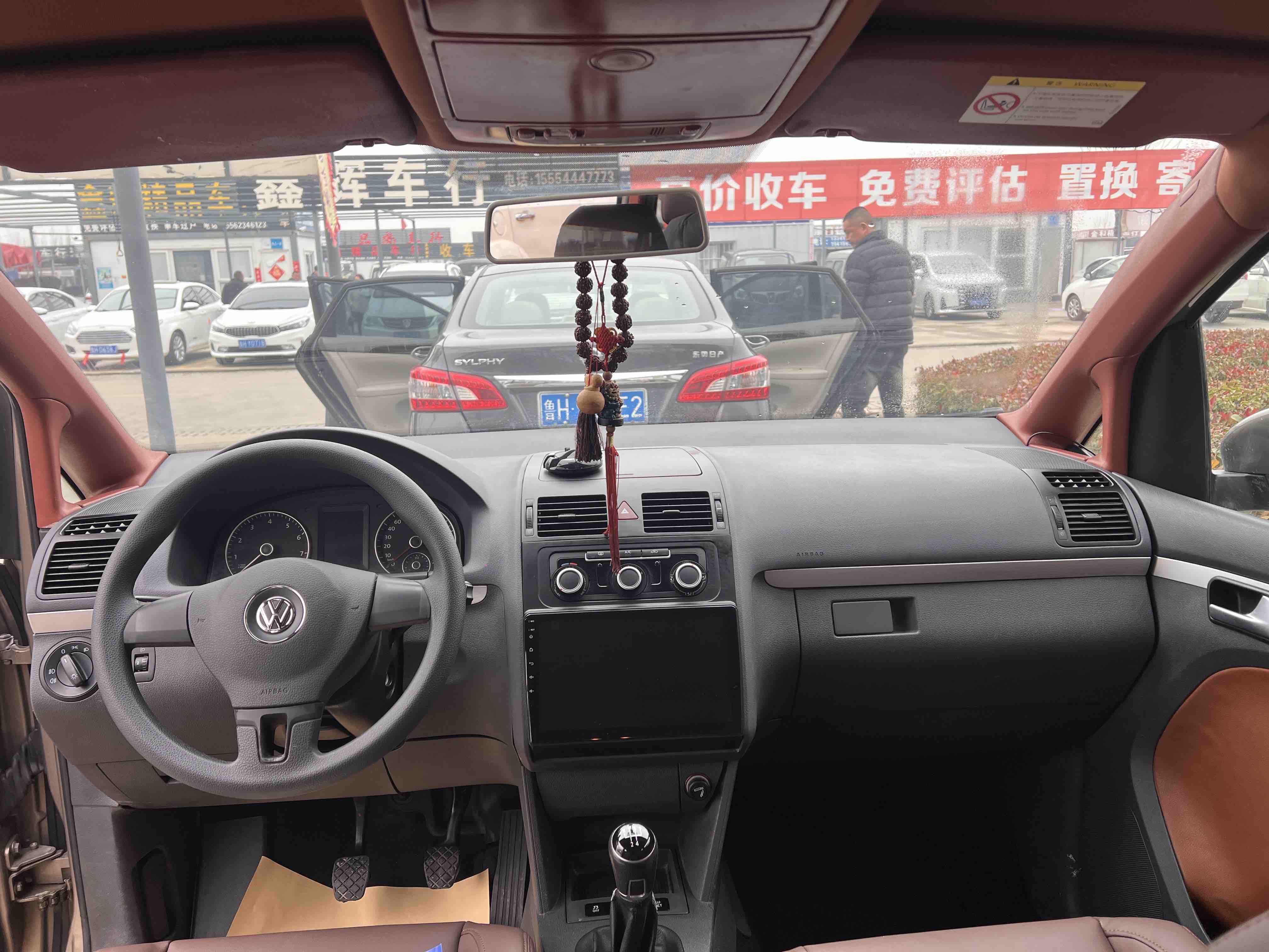 Volkswagen Touran 2015 car image #9