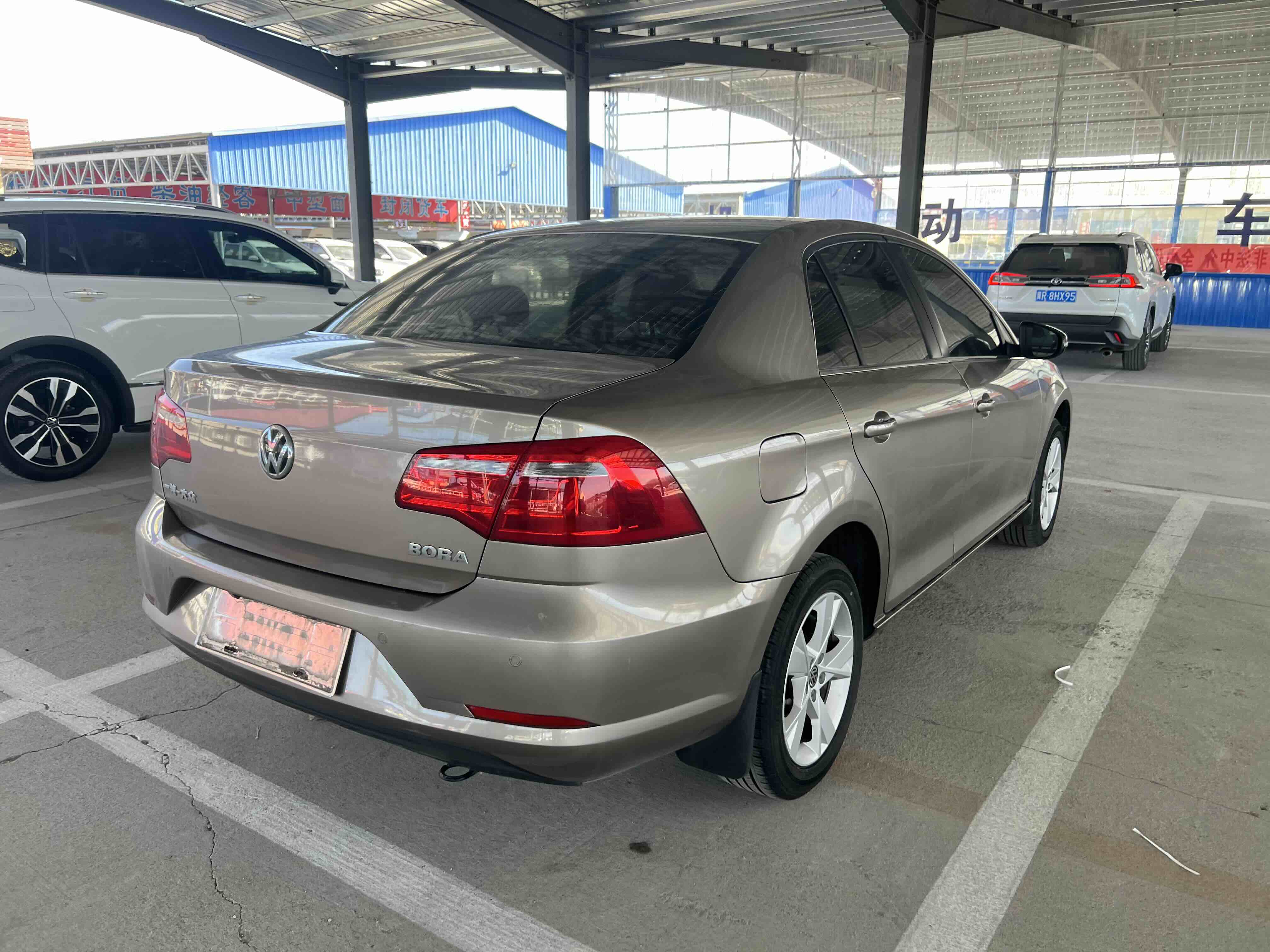 Volkswagen Bora 2013 car image #9