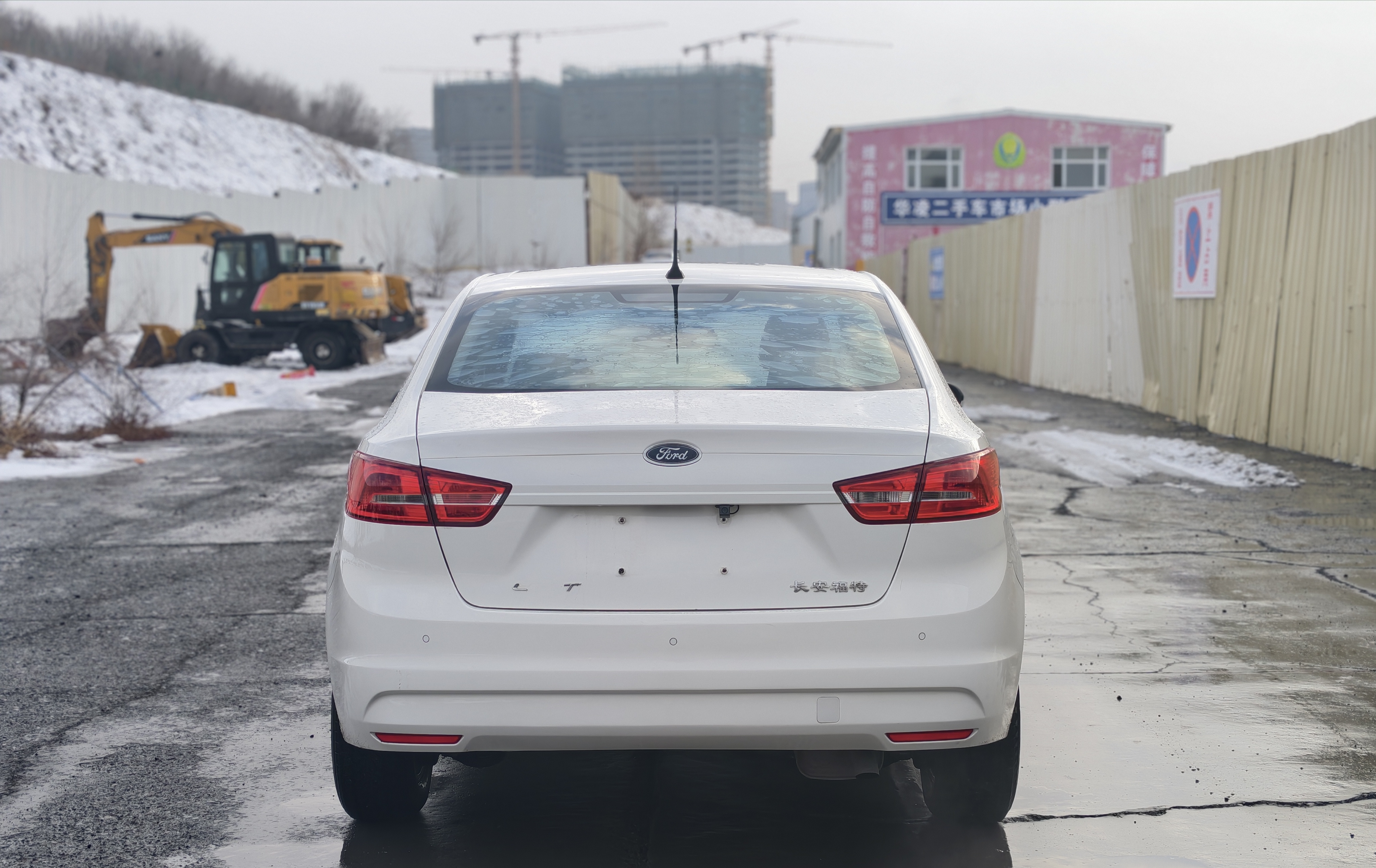 Ford Escort 2016 car image #9