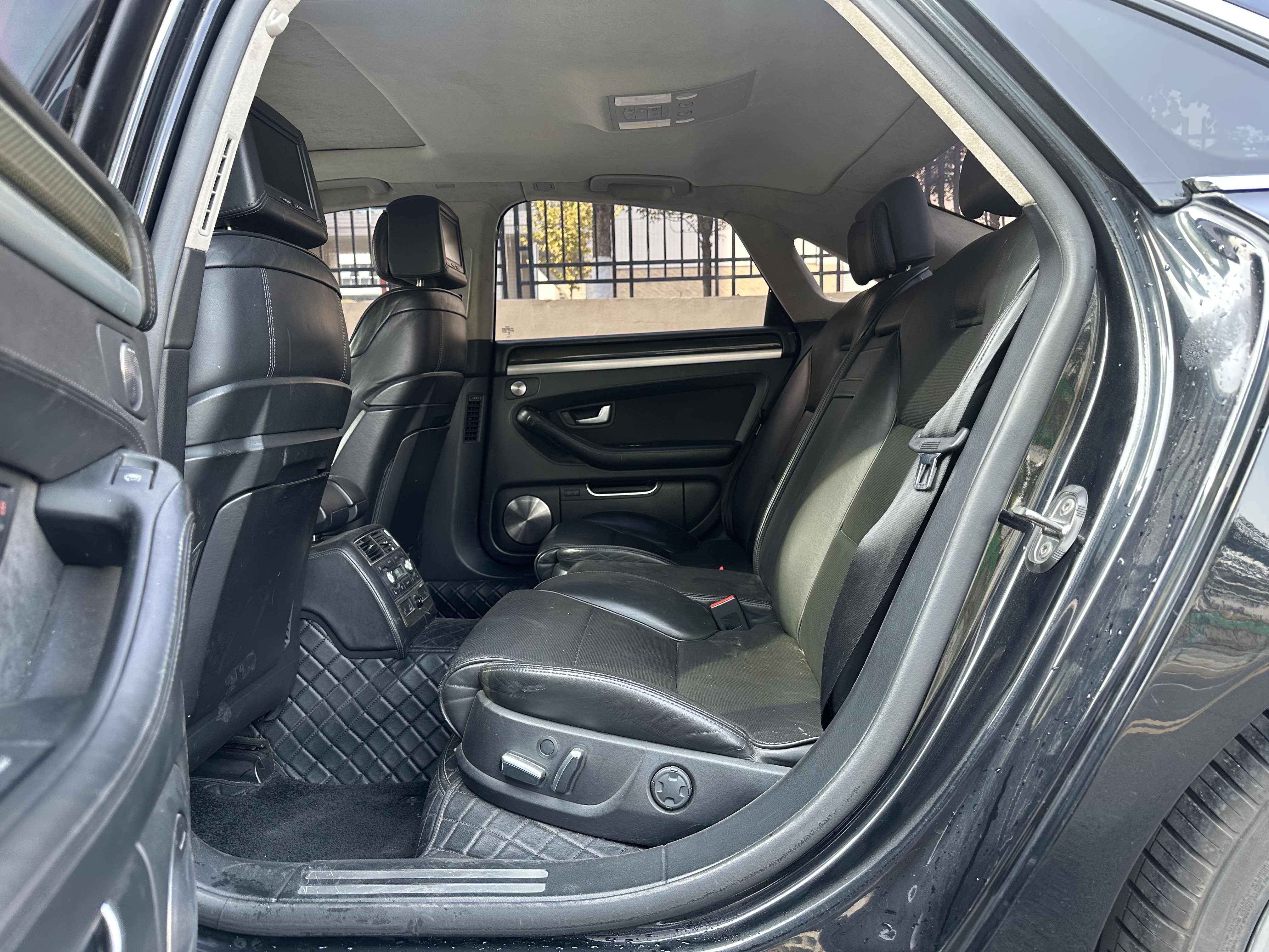 Audi S8 2008 car image #9