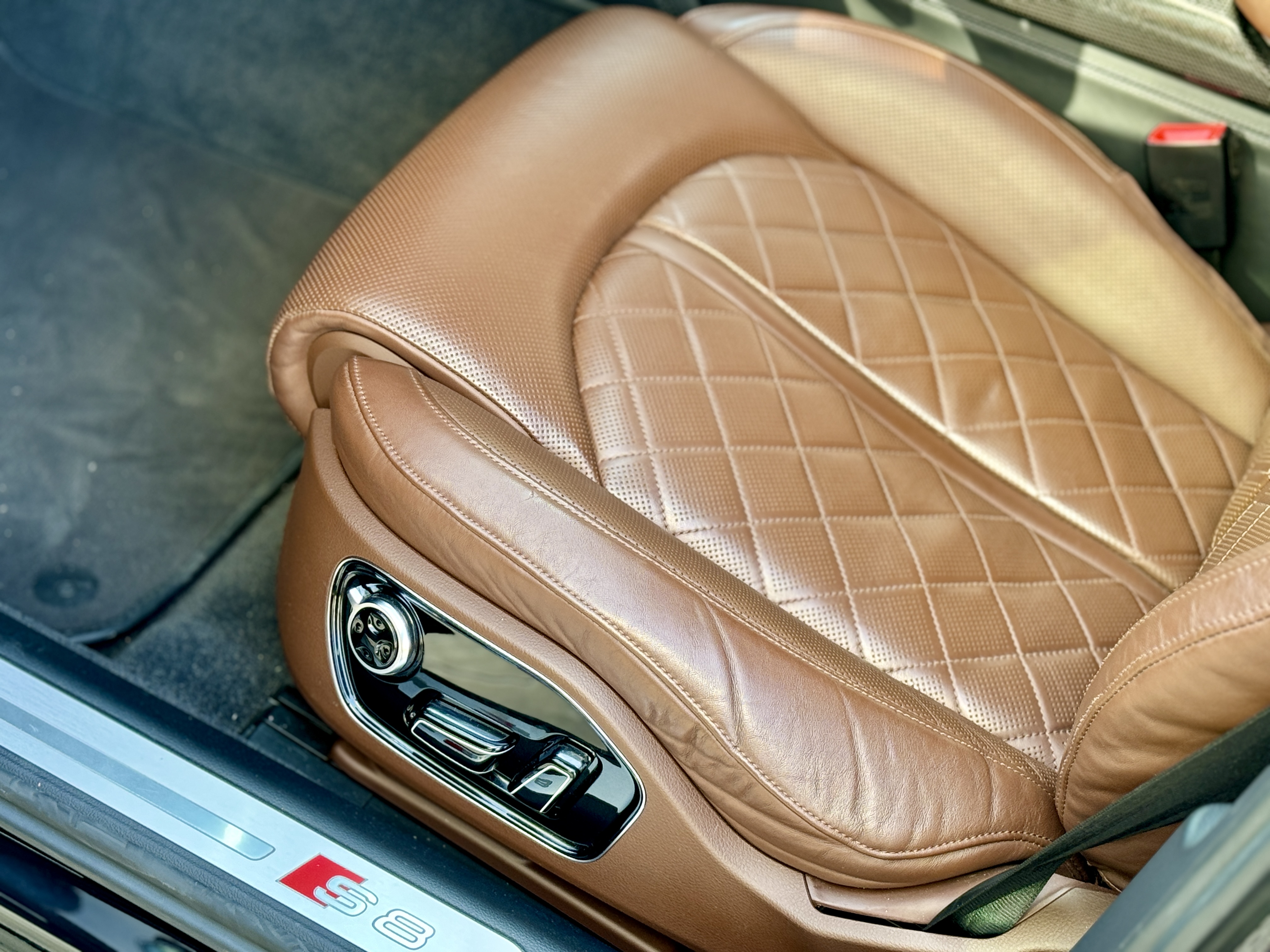 Audi S8 2013 car image #9