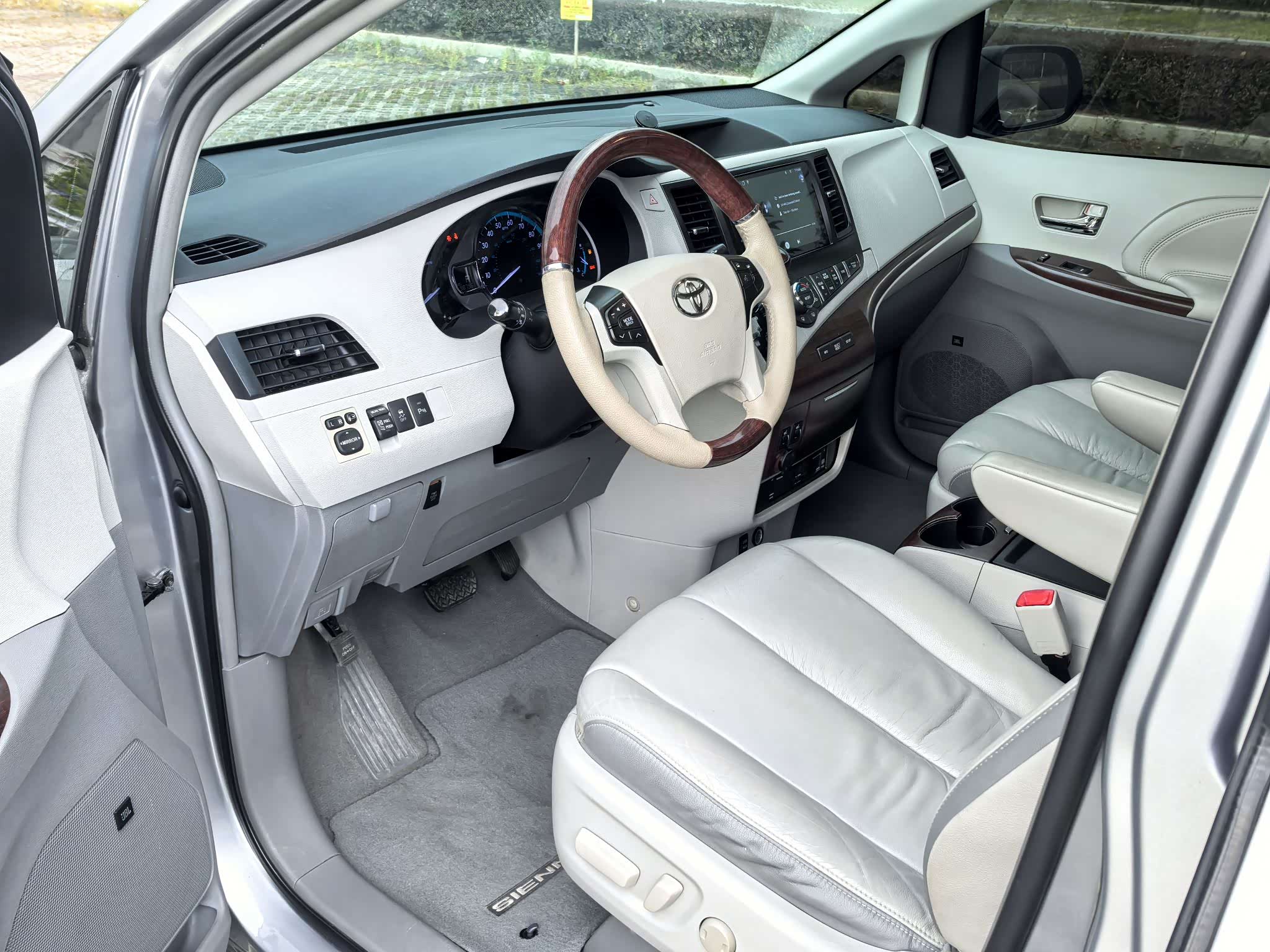 Toyota SIENNA 2011 car image #9