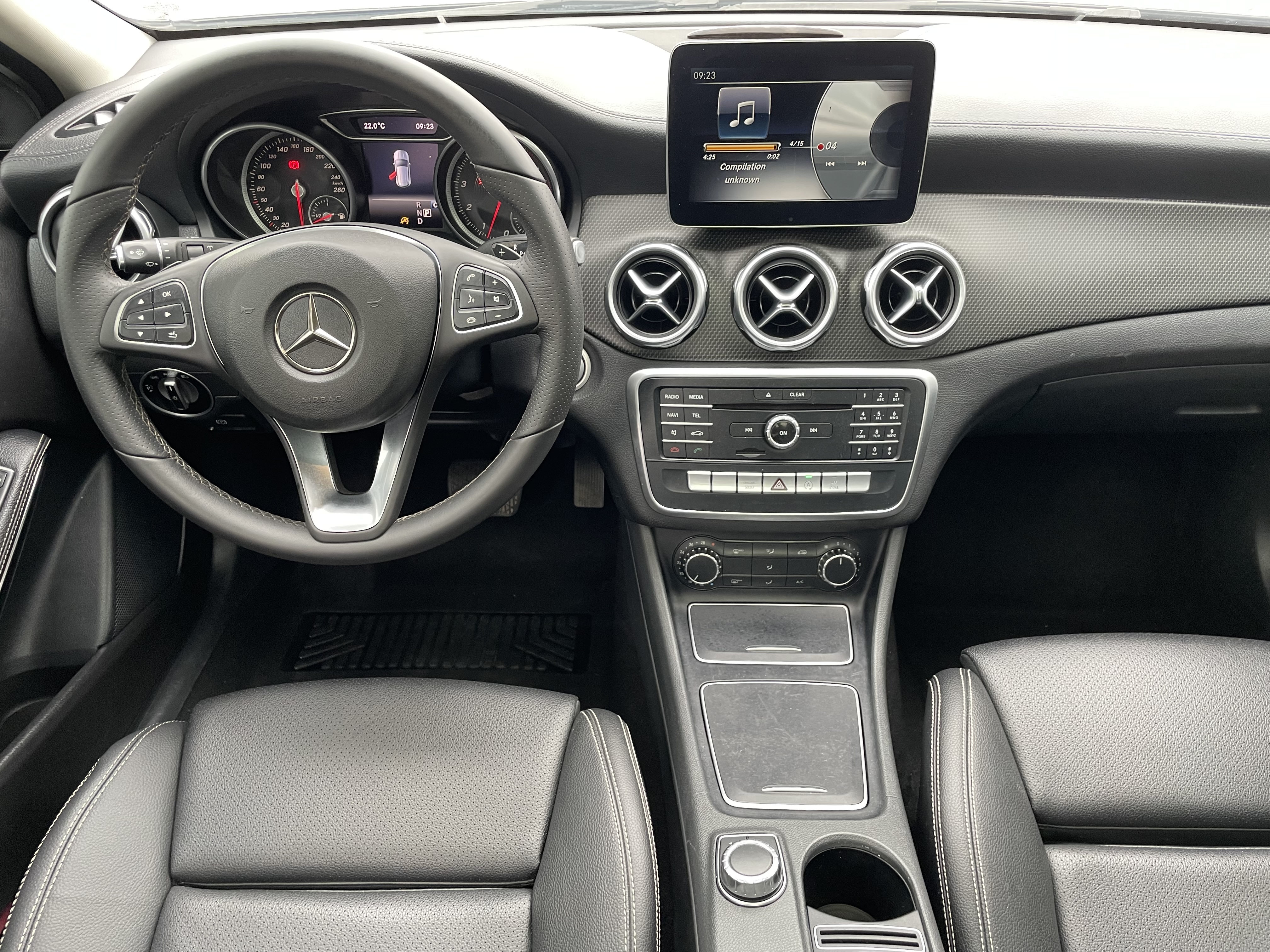 Mercedes-Benz GLA Class 2017 car image #9