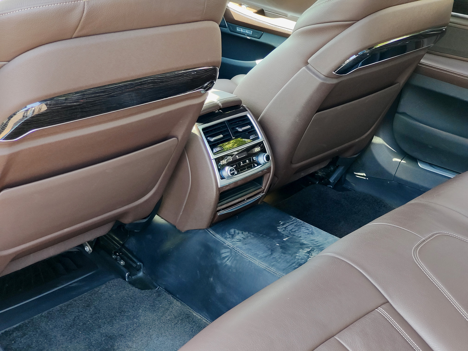 BMW 7 Series 2018 car image #9