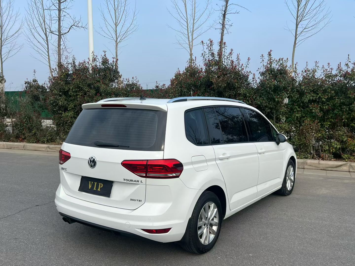 Volkswagen Touran 2018 car image #9