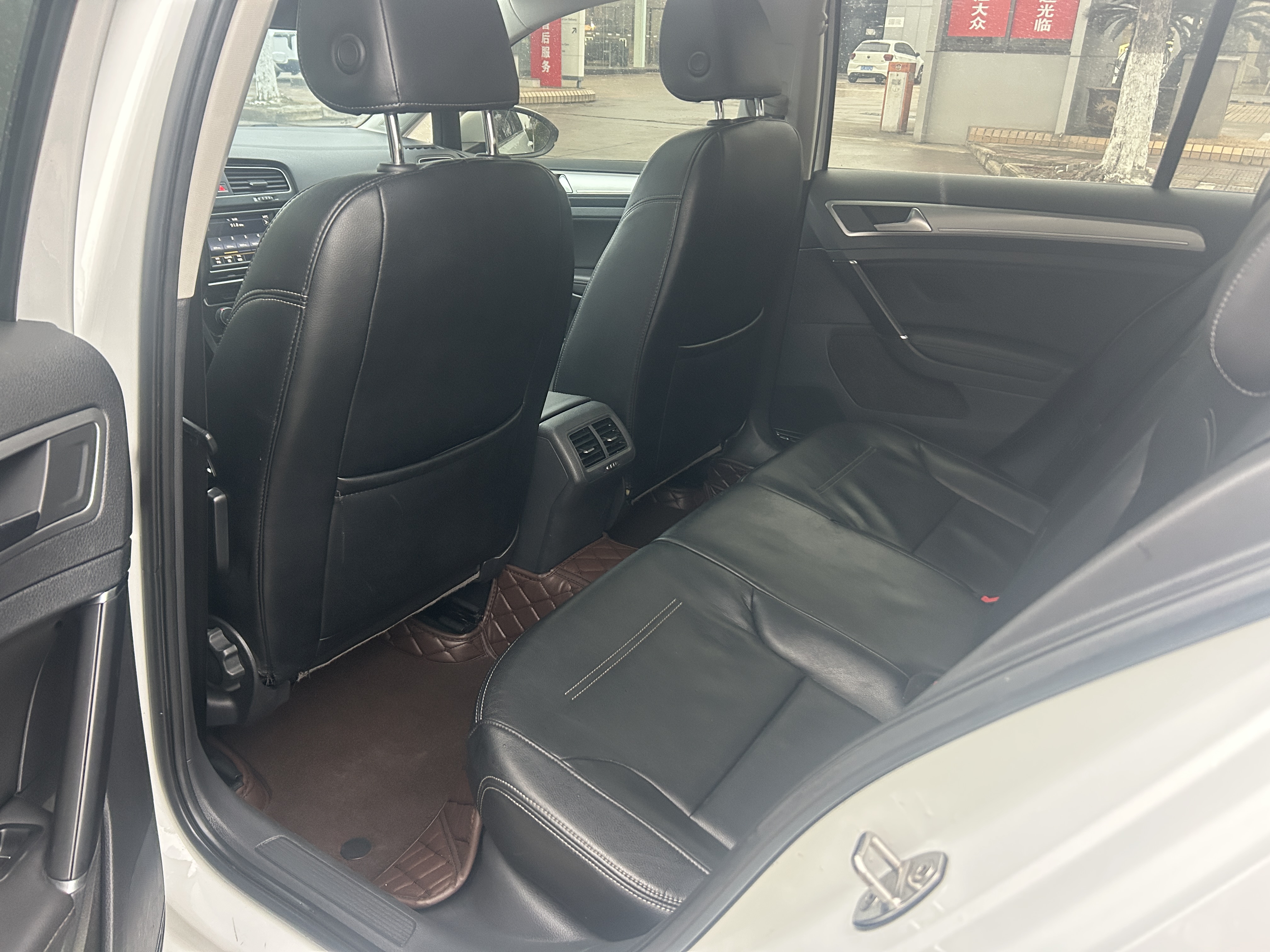 Volkswagen Golf 2018 car image #9