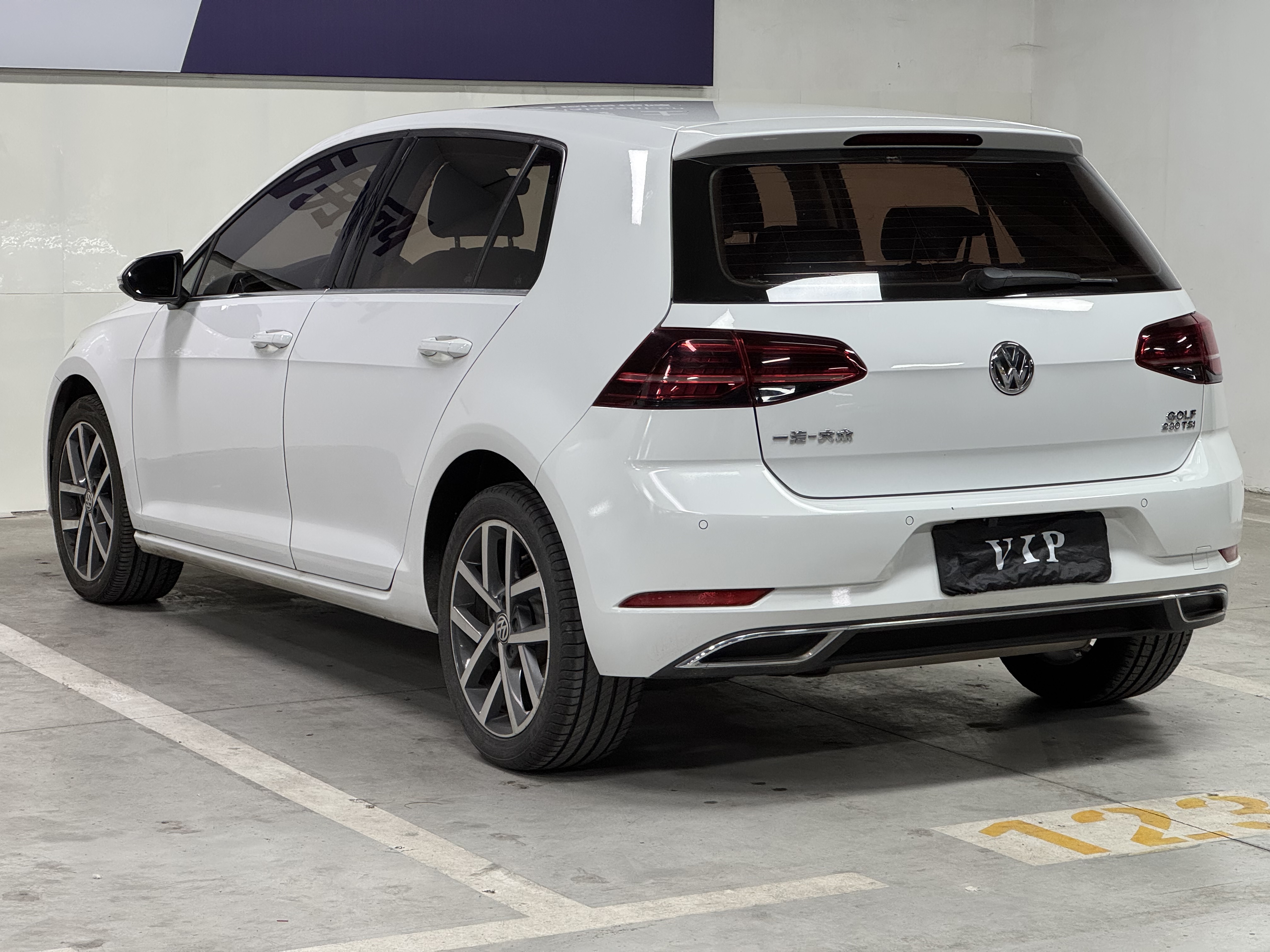 Volkswagen Golf 2018 car image #9