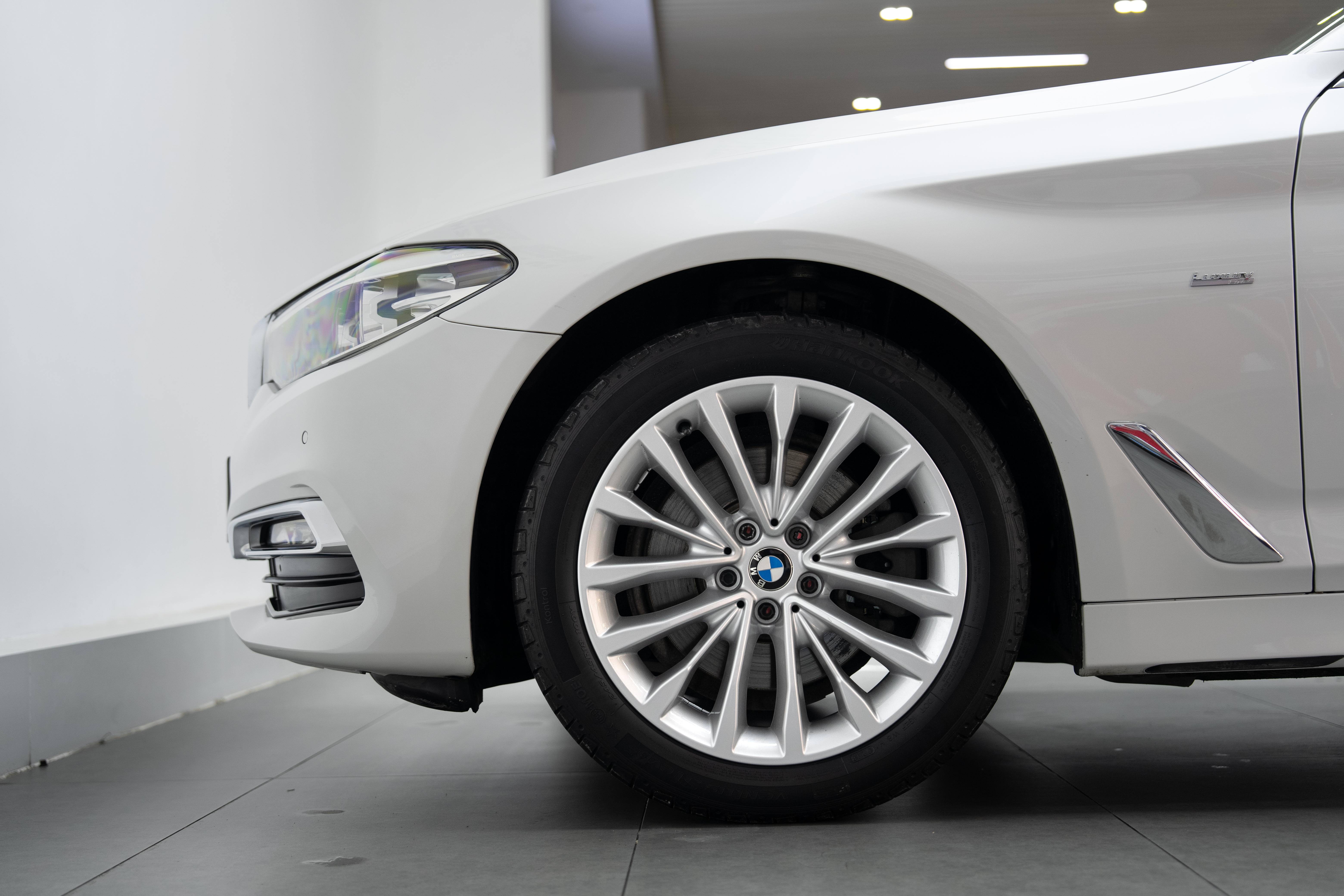 BMW 5 Series 2018 car image #9
