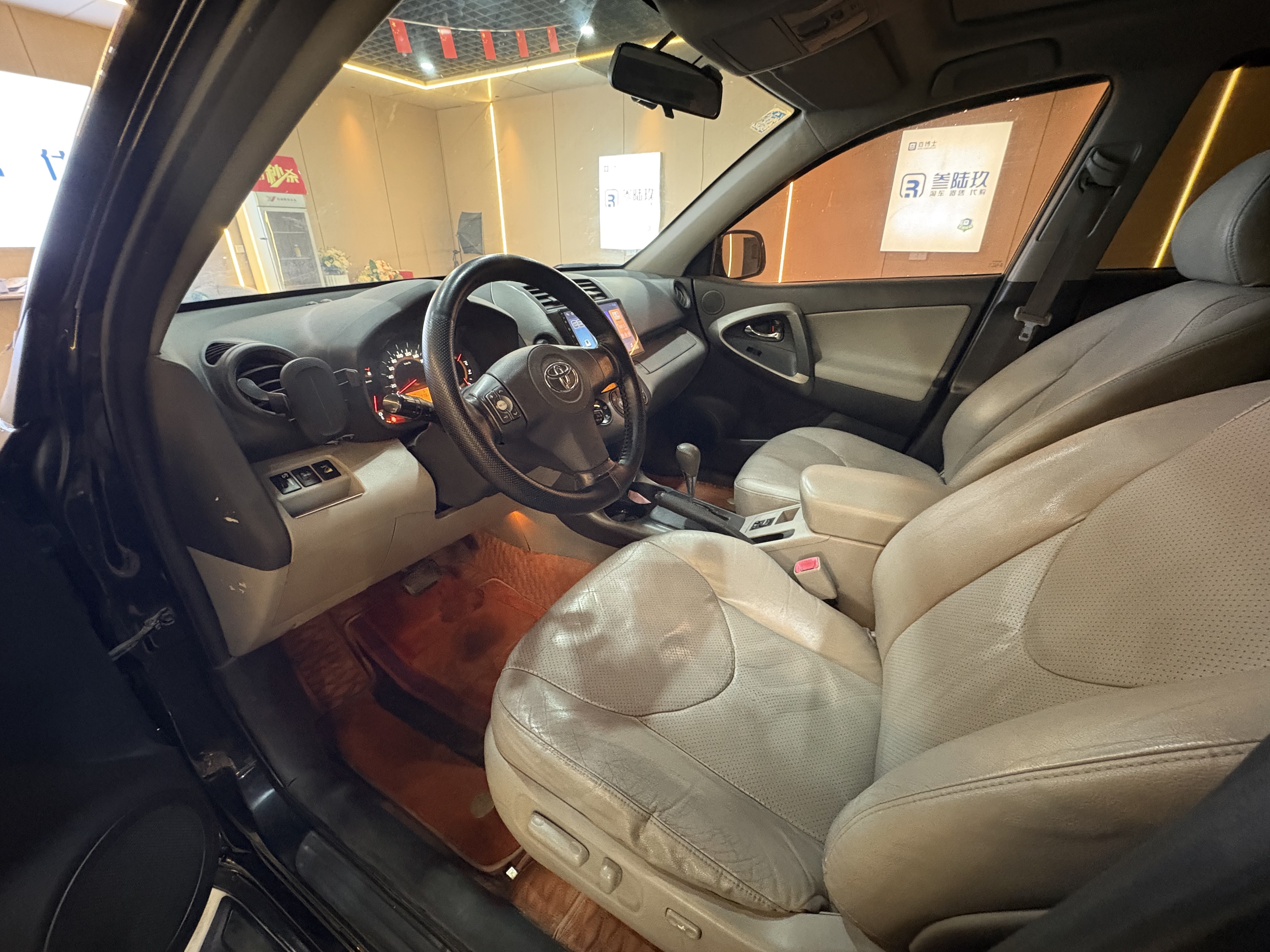 Toyota RAV4 2011 immagine di auto #9