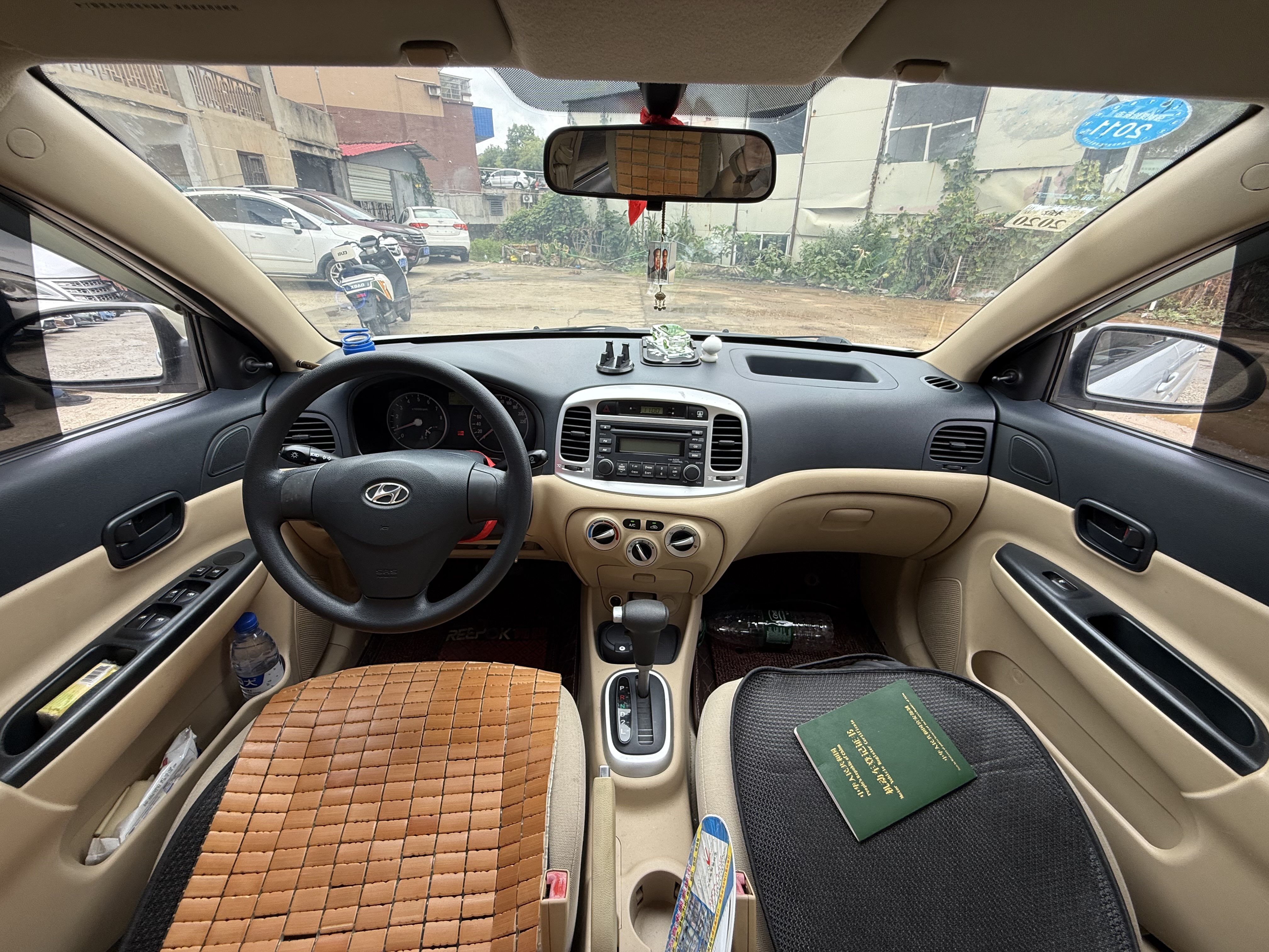 Hyundai Accent 2010 car image #9