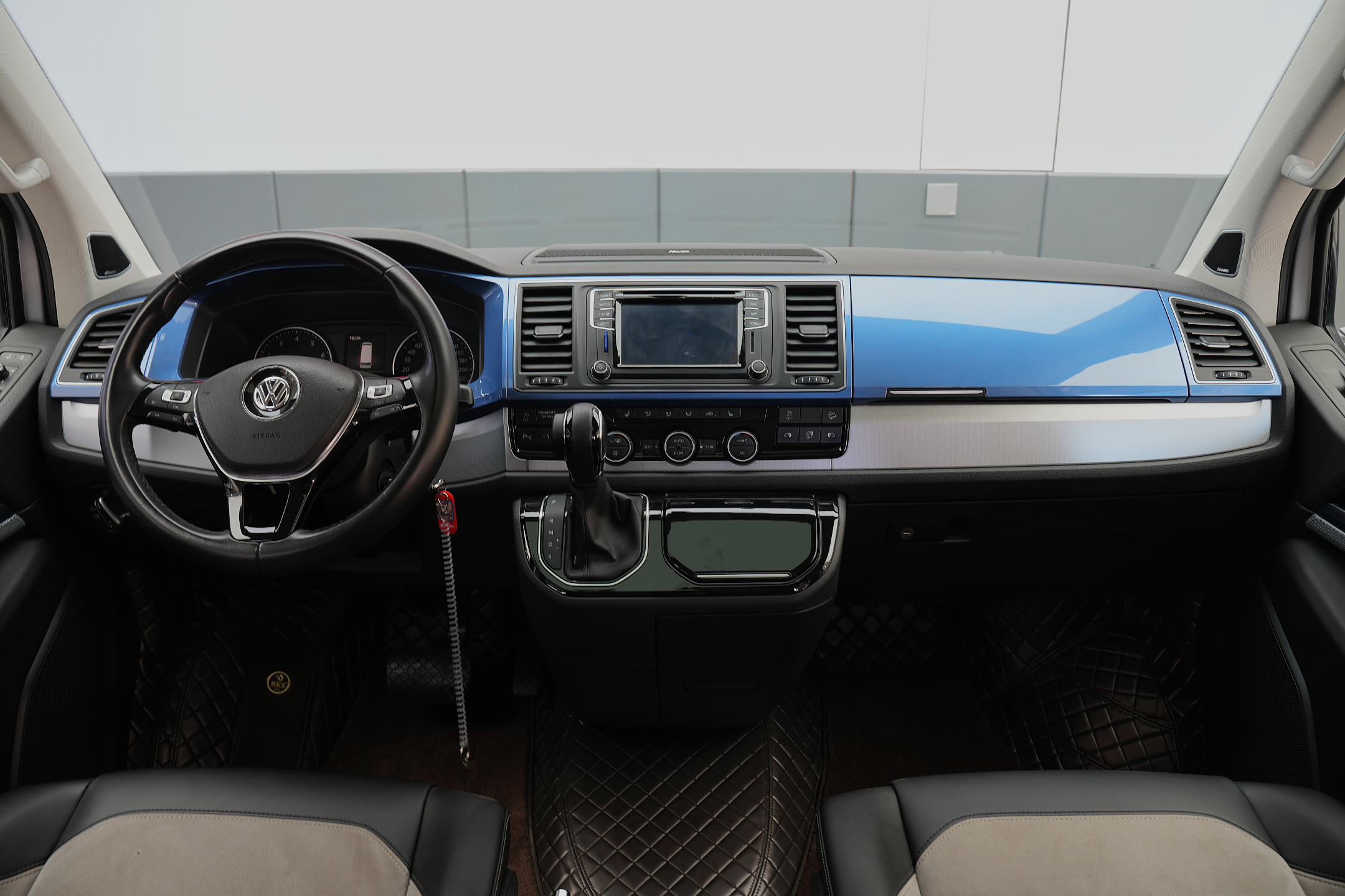 Volkswagen Multivan 2018 car image #9