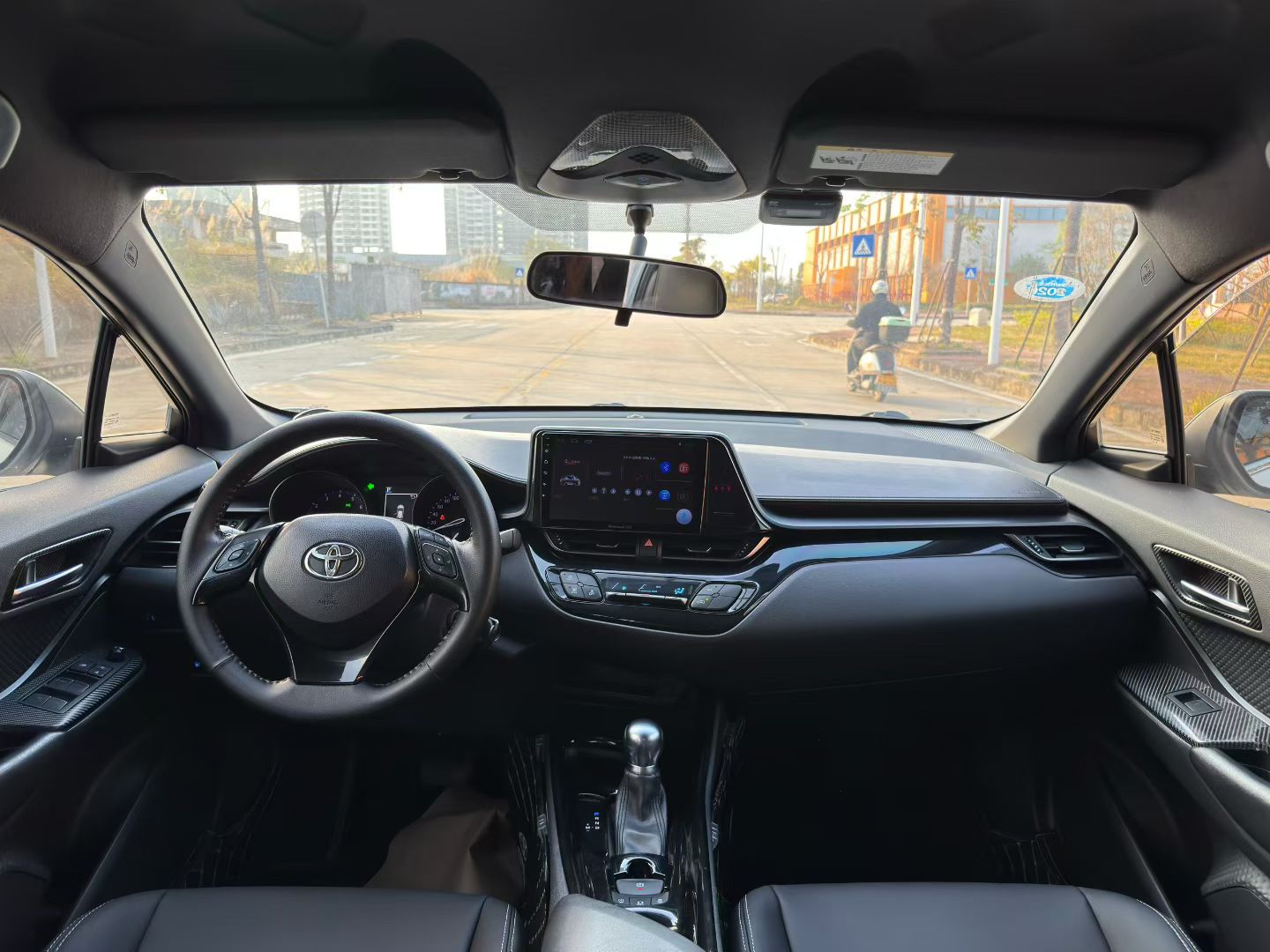 Toyota C-HR 2018 car image #9