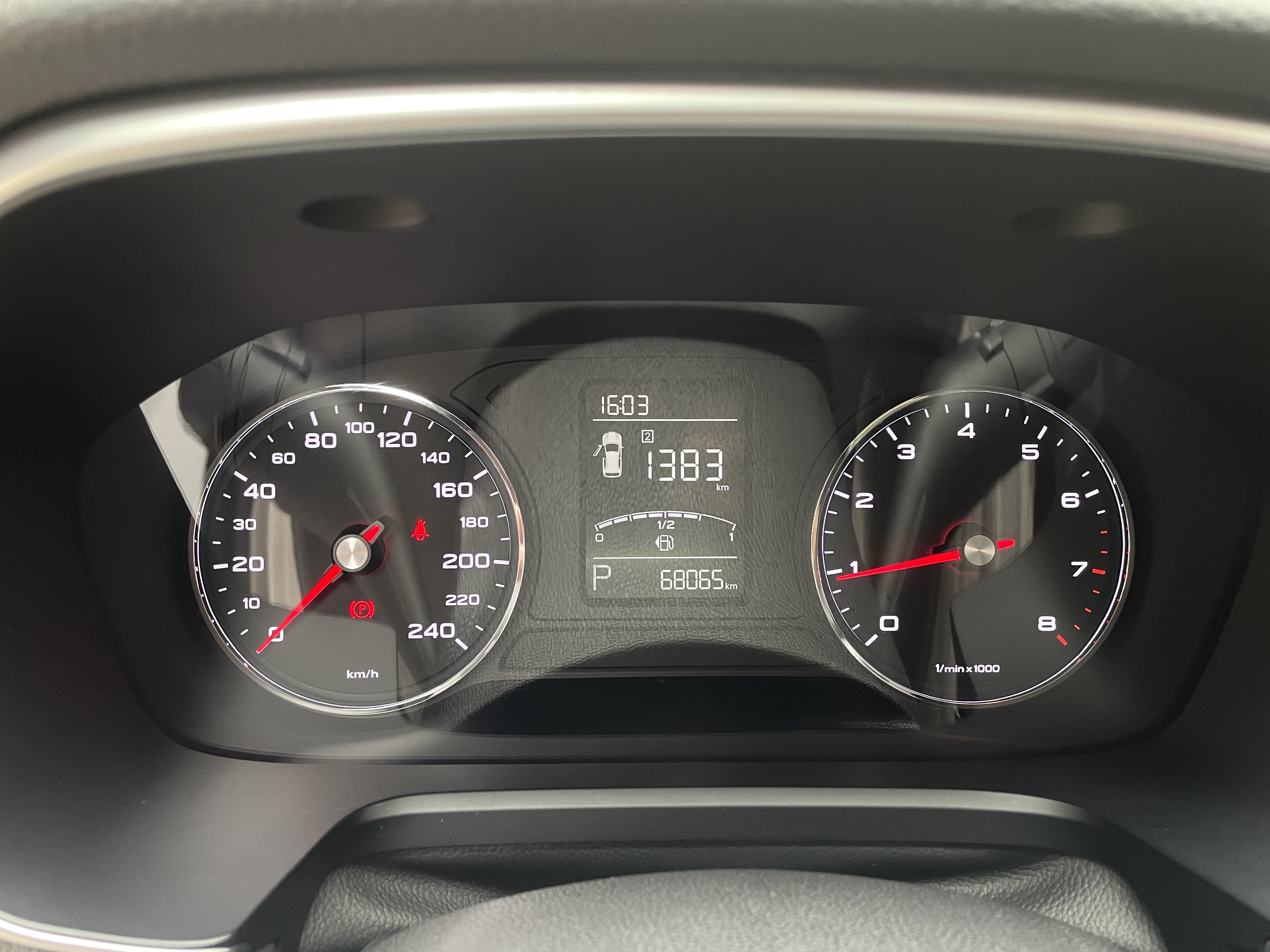 Roewe RX5 2019 изображение автомобиля #9