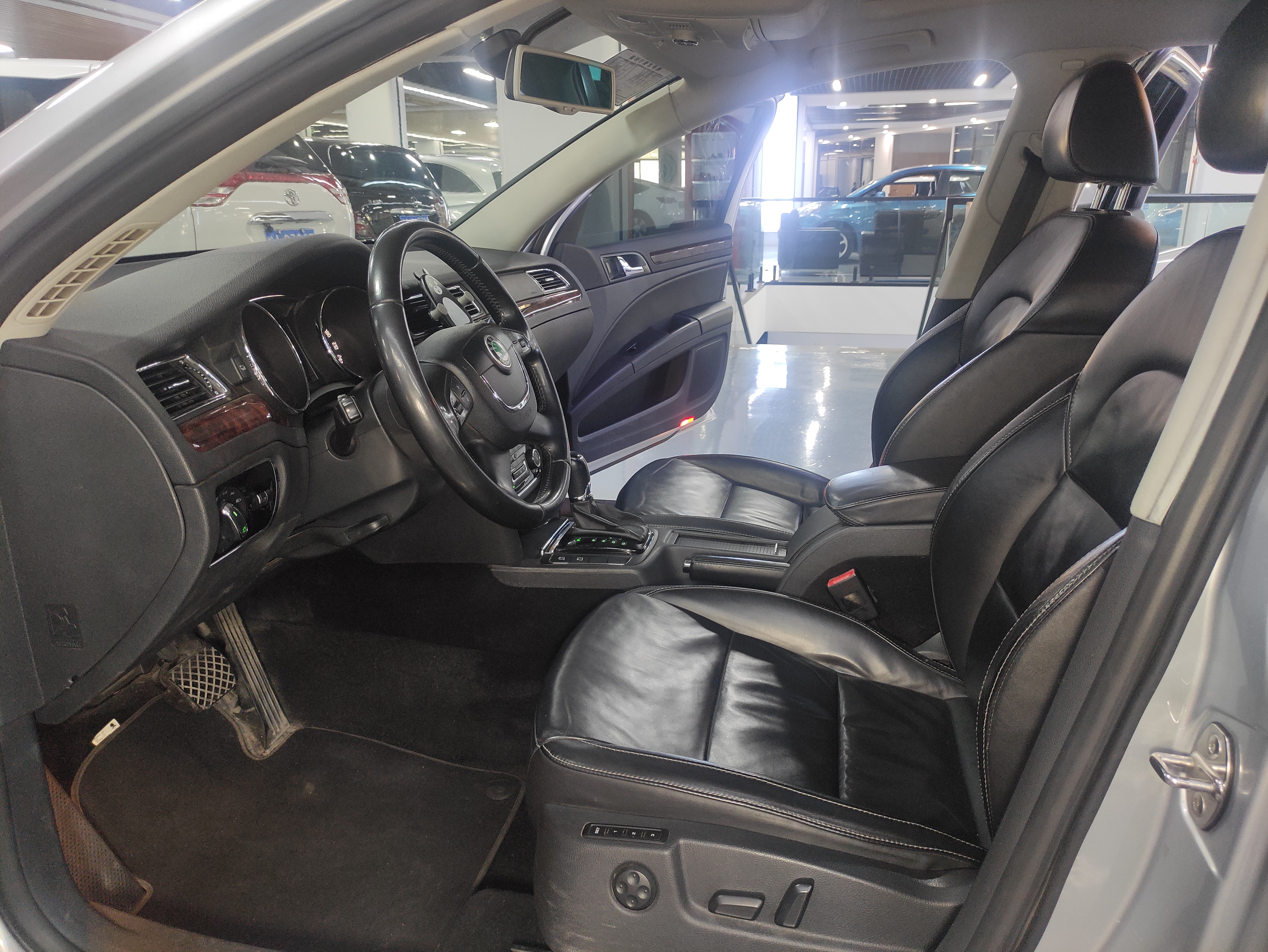 Skoda Superb Combi 2014 car image #9