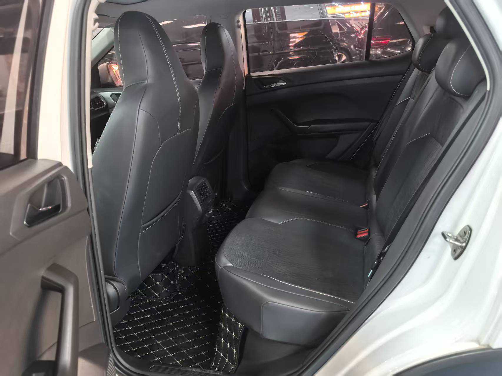 Volkswagen 2019 car image #9