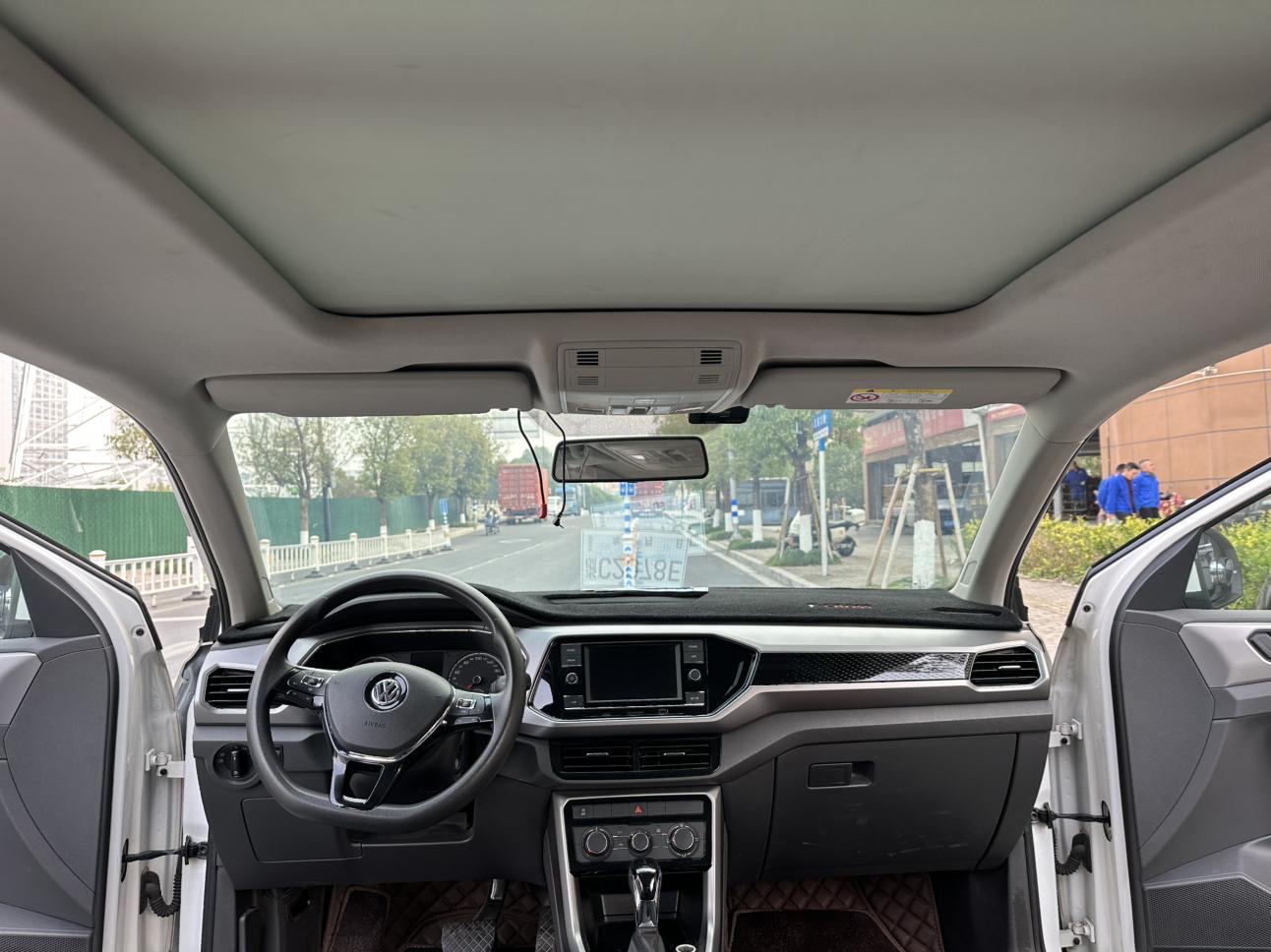 Volkswagen 2019 car image #9