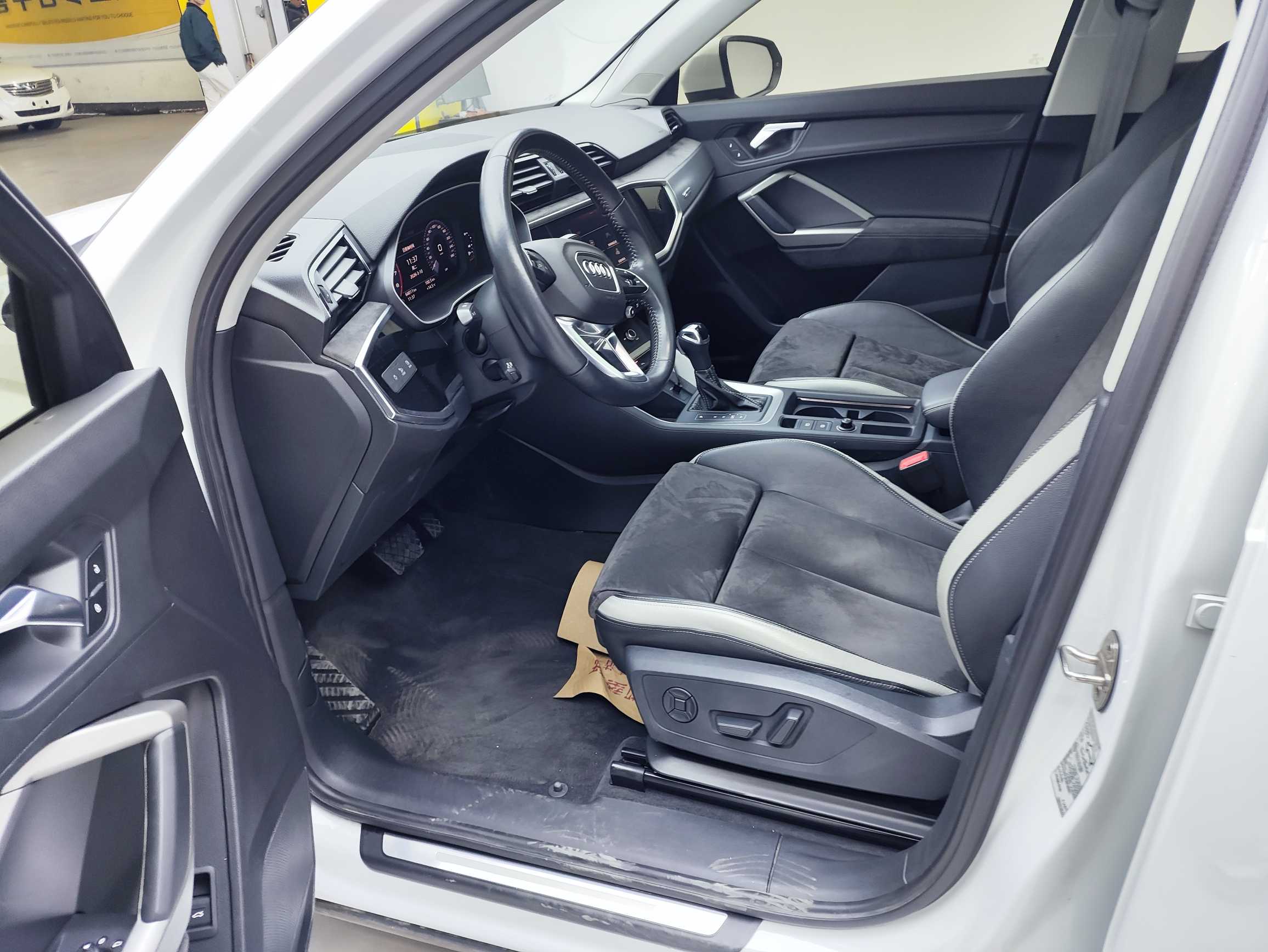 Audi Q3 2020 car image #9