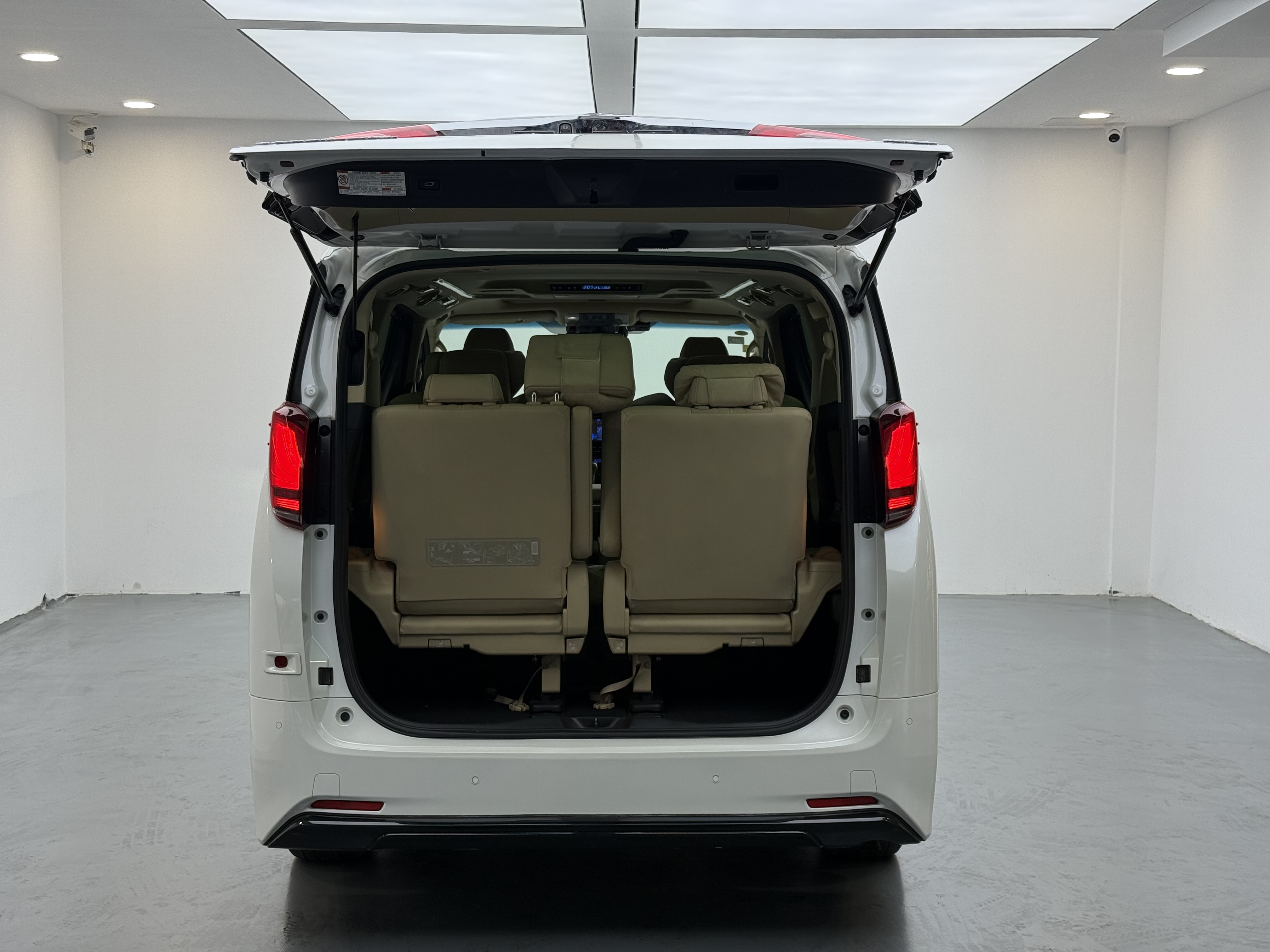 Toyota Alphard 2020 #9 Toyota Alphard 2020 car image #9