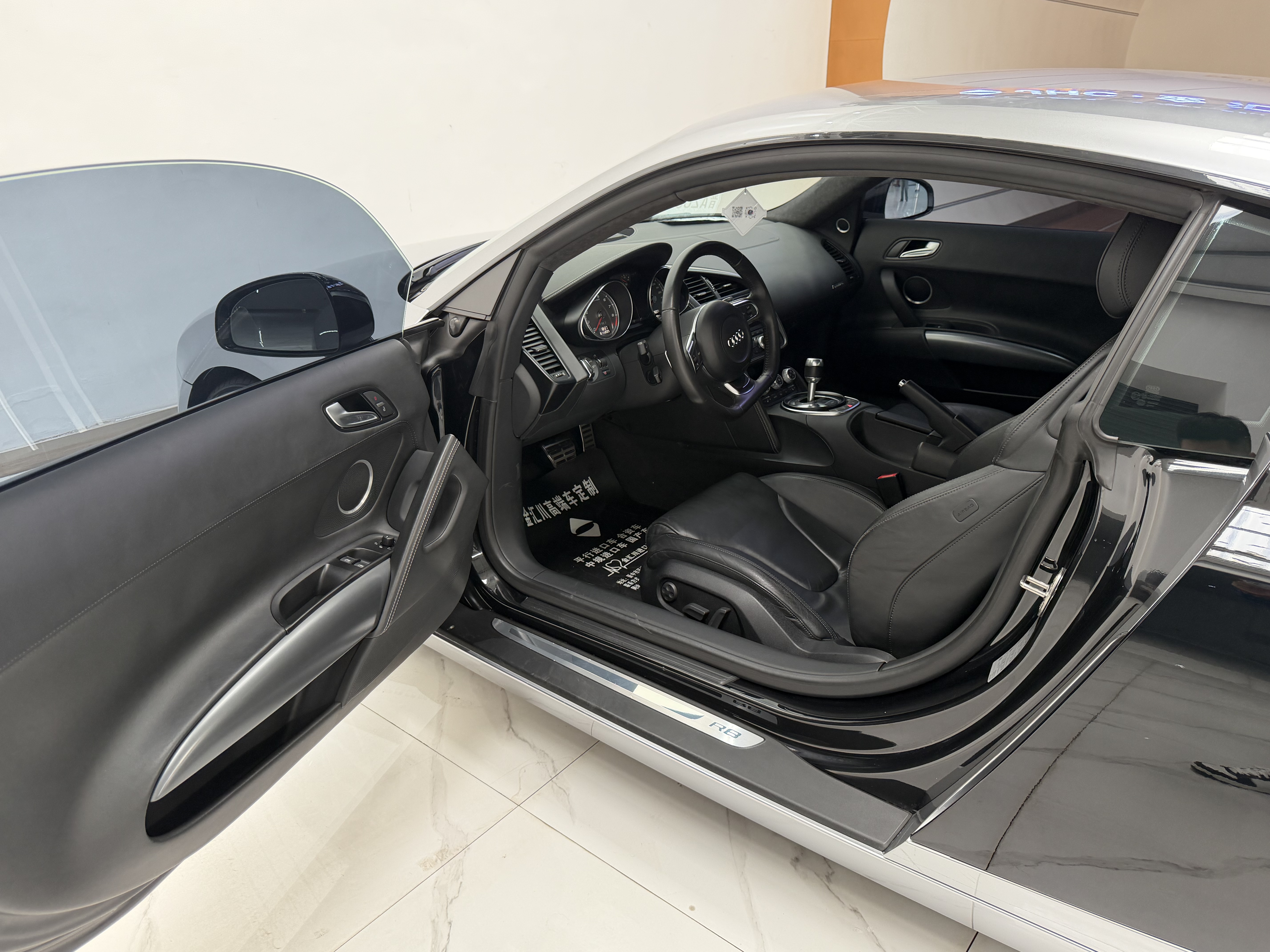 Audi R8 2010 car image #9