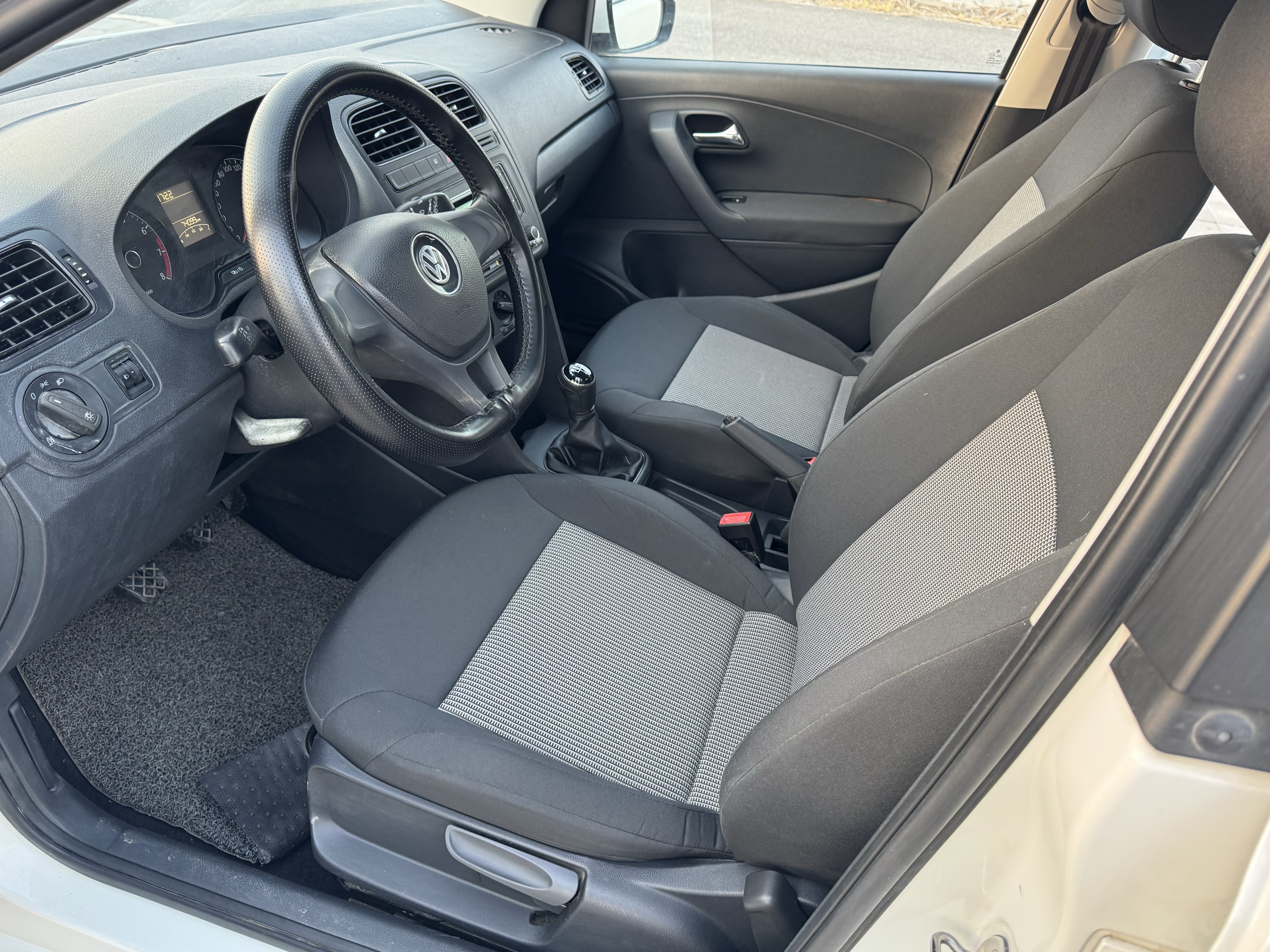 Volkswagen Polo 2015 car image #9