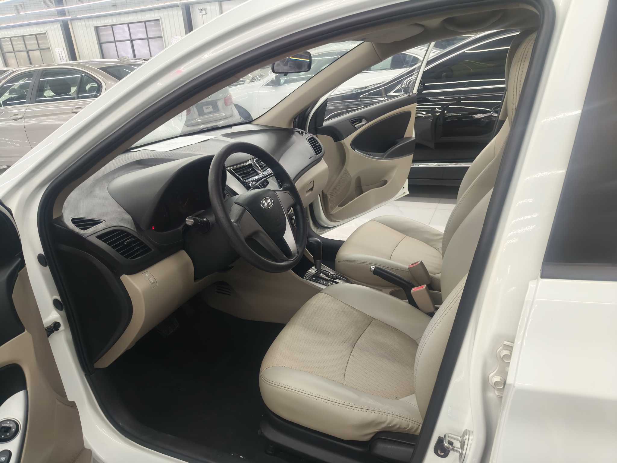 Hyundai Reina 2016 #9 Hyundai Reina 2016 car image #9