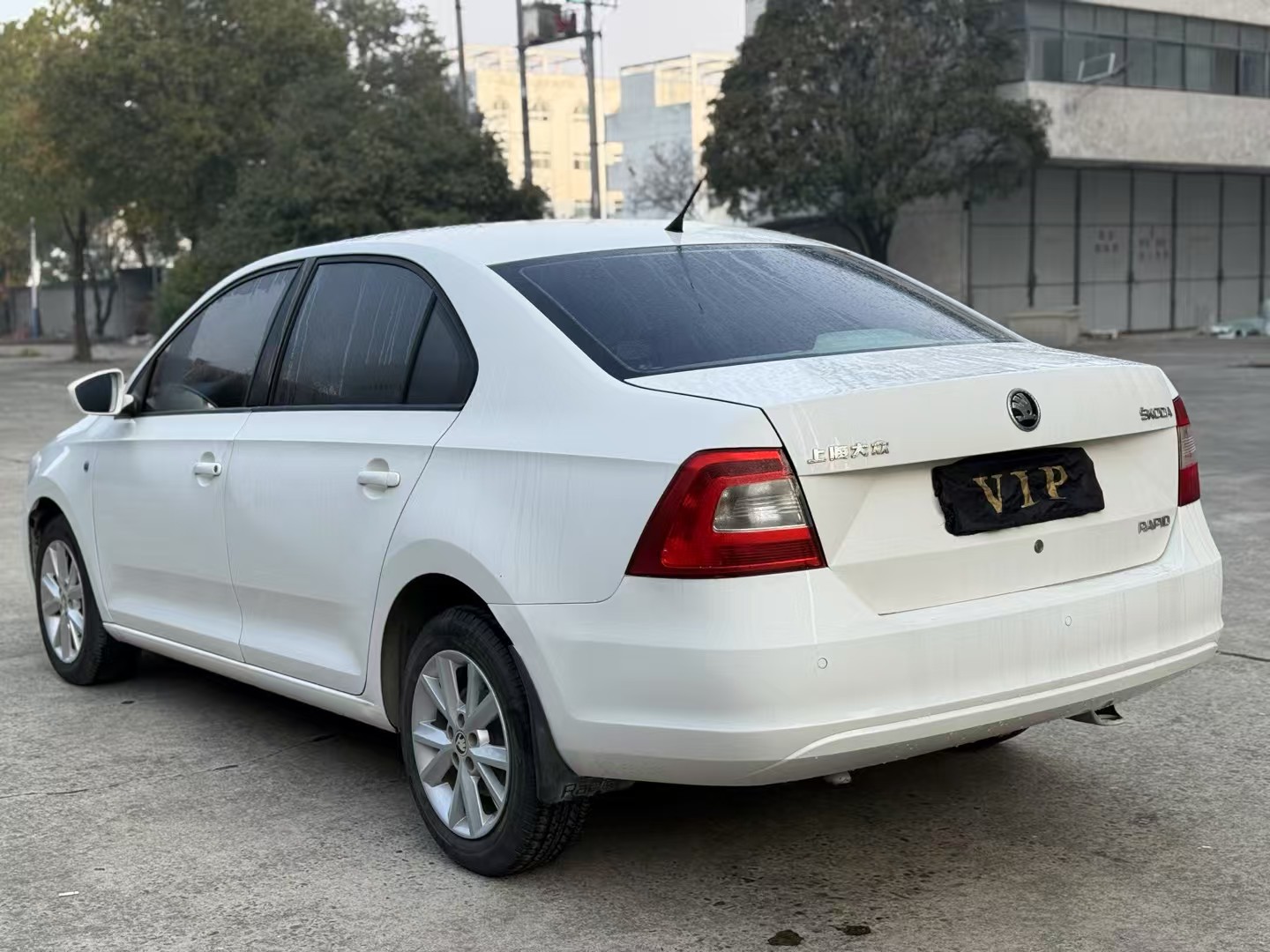 Skoda Rapid 2015 car image #9