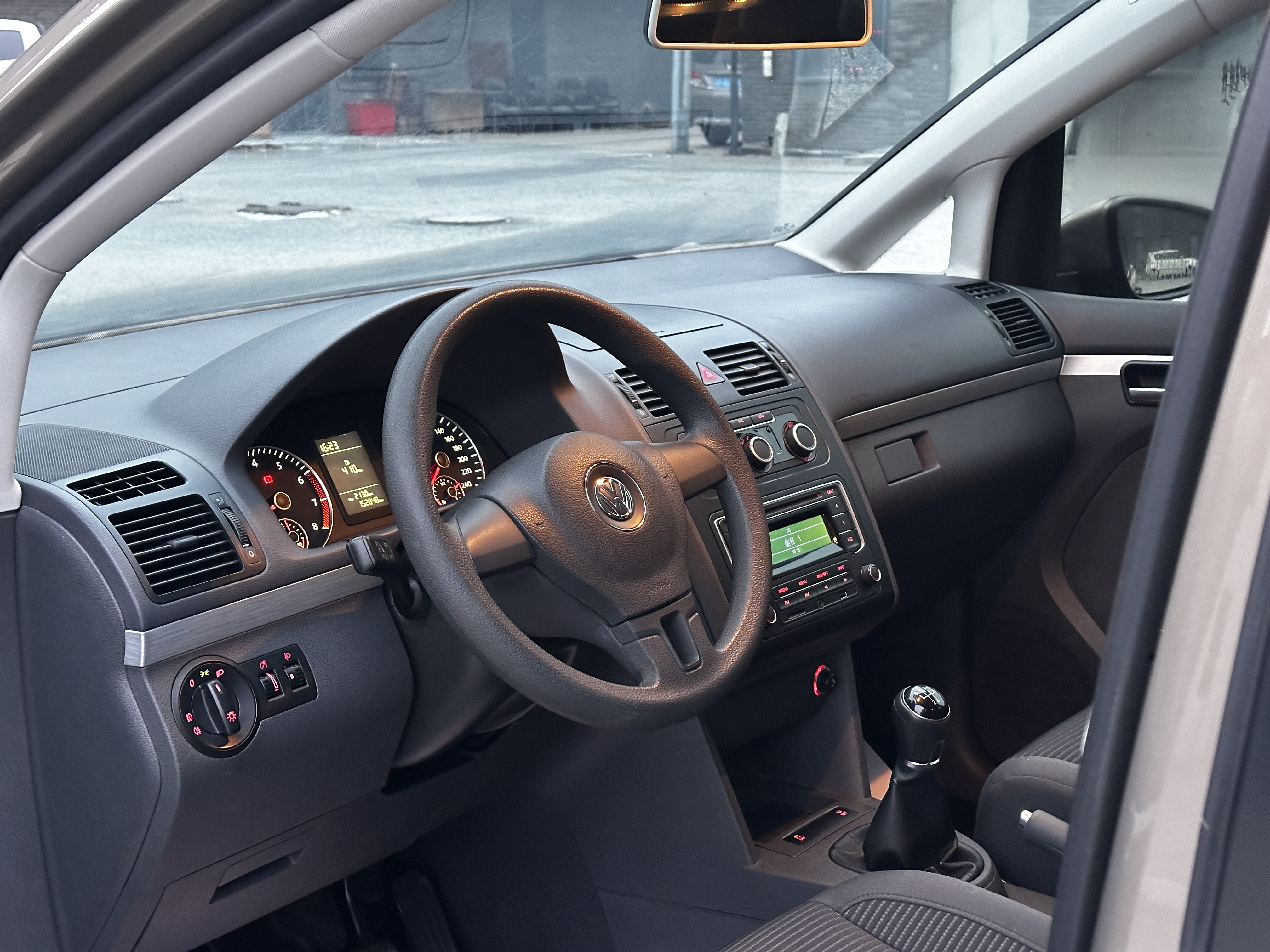 Volkswagen Touran 2015 immagine di auto #9