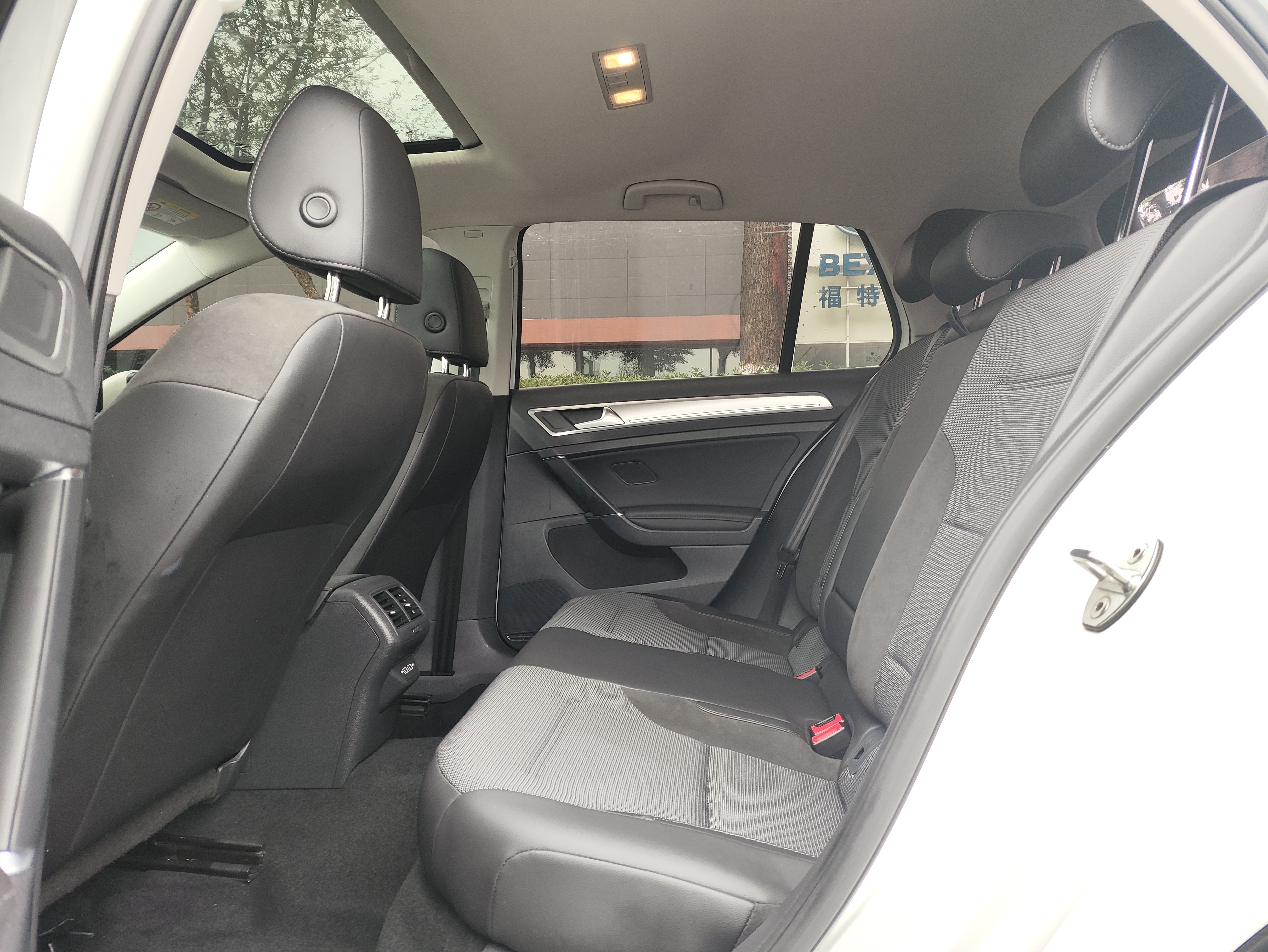 Volkswagen Golf 2019 car image #9
